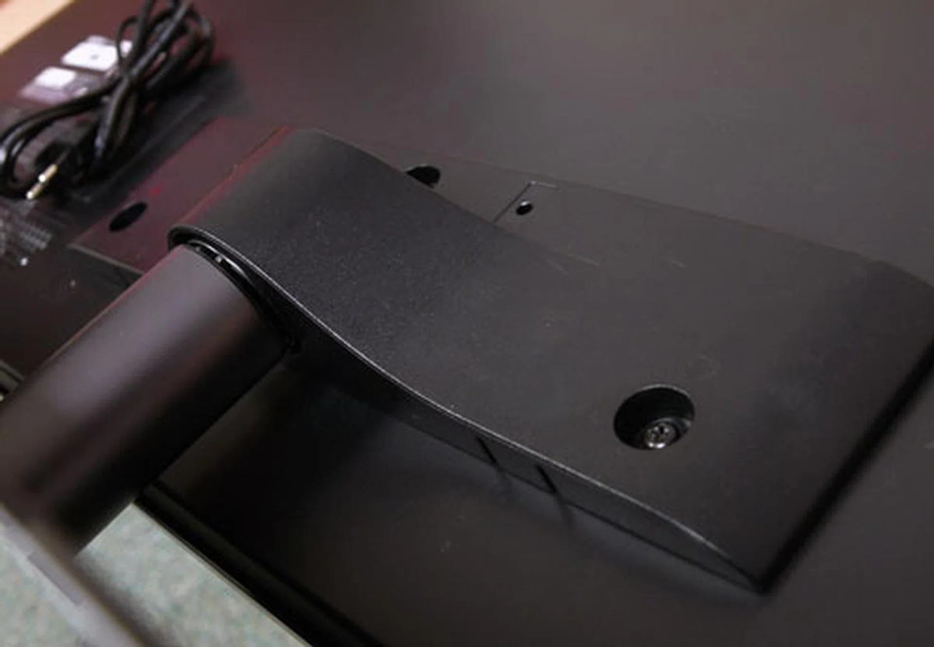 A little assembly is required to mount the HX925's panel onto its more traditional glass stand. Affix the bundled spine and back-plate with the supplied screws and you're ready to rock. Swiveling is possible with this configuration. 