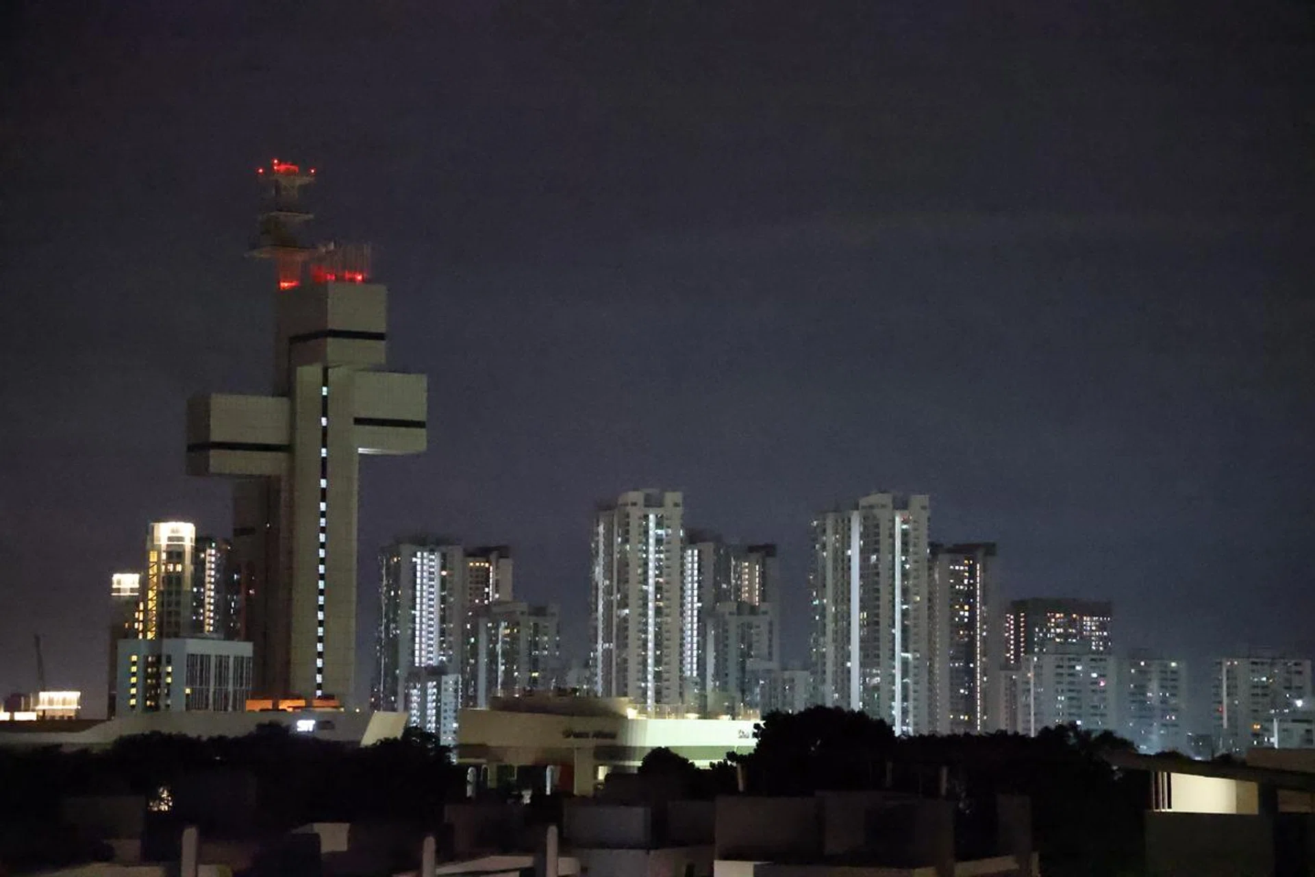 After applying Neural Network Noise Reduction. Shooting info: 105mm at f/4, 1/200s, ISO 102400. Photo: HWZ (Click to see image in full resolution)