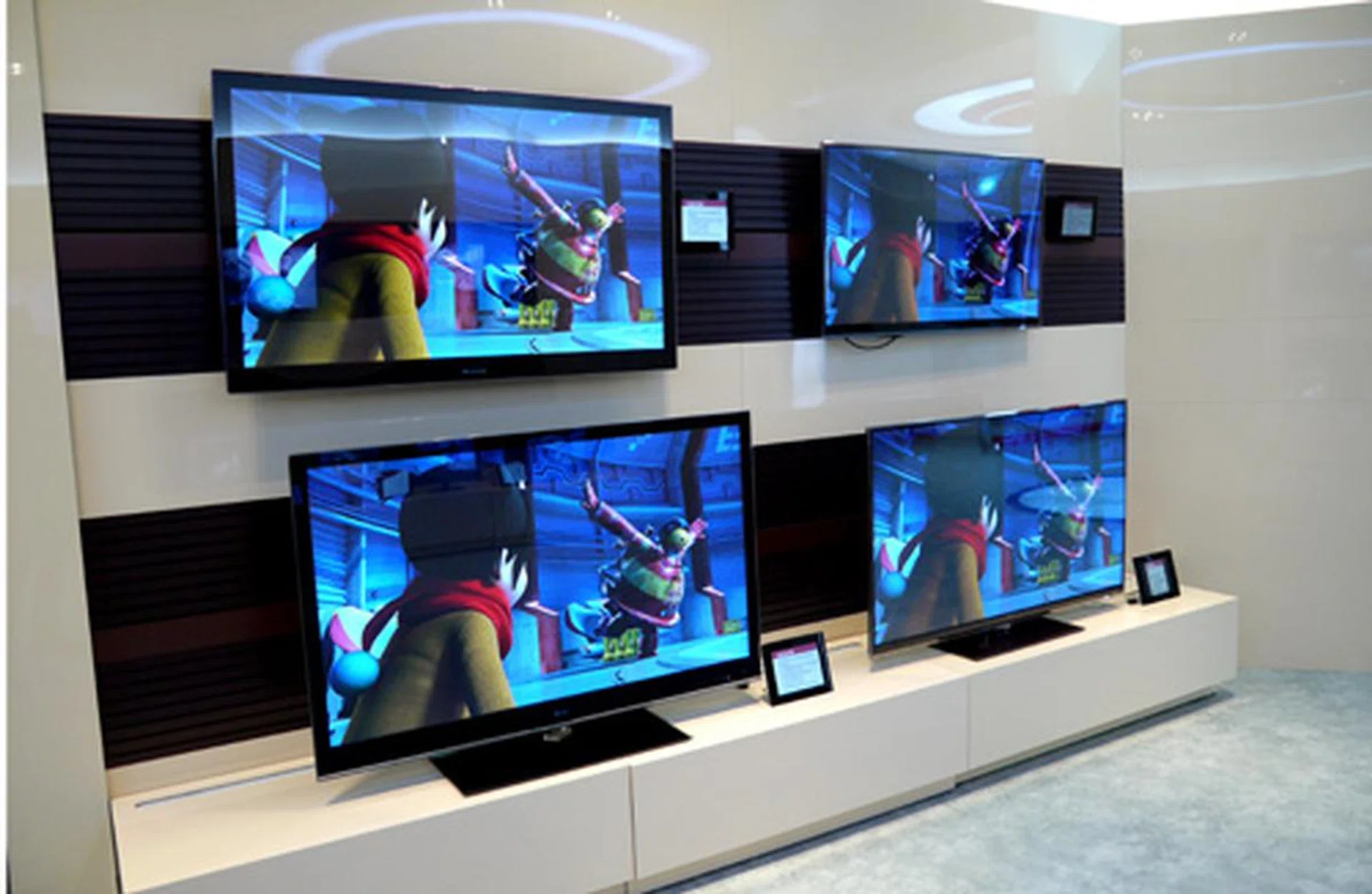 55LE7500, 47LE8500, 55LE9500, 55LE8500. Note that the LE7500 comes with Edge LEDs with local dimming, while the flagship LE9500 suite goes one step up with direct LED backlights with segmented local dimming.