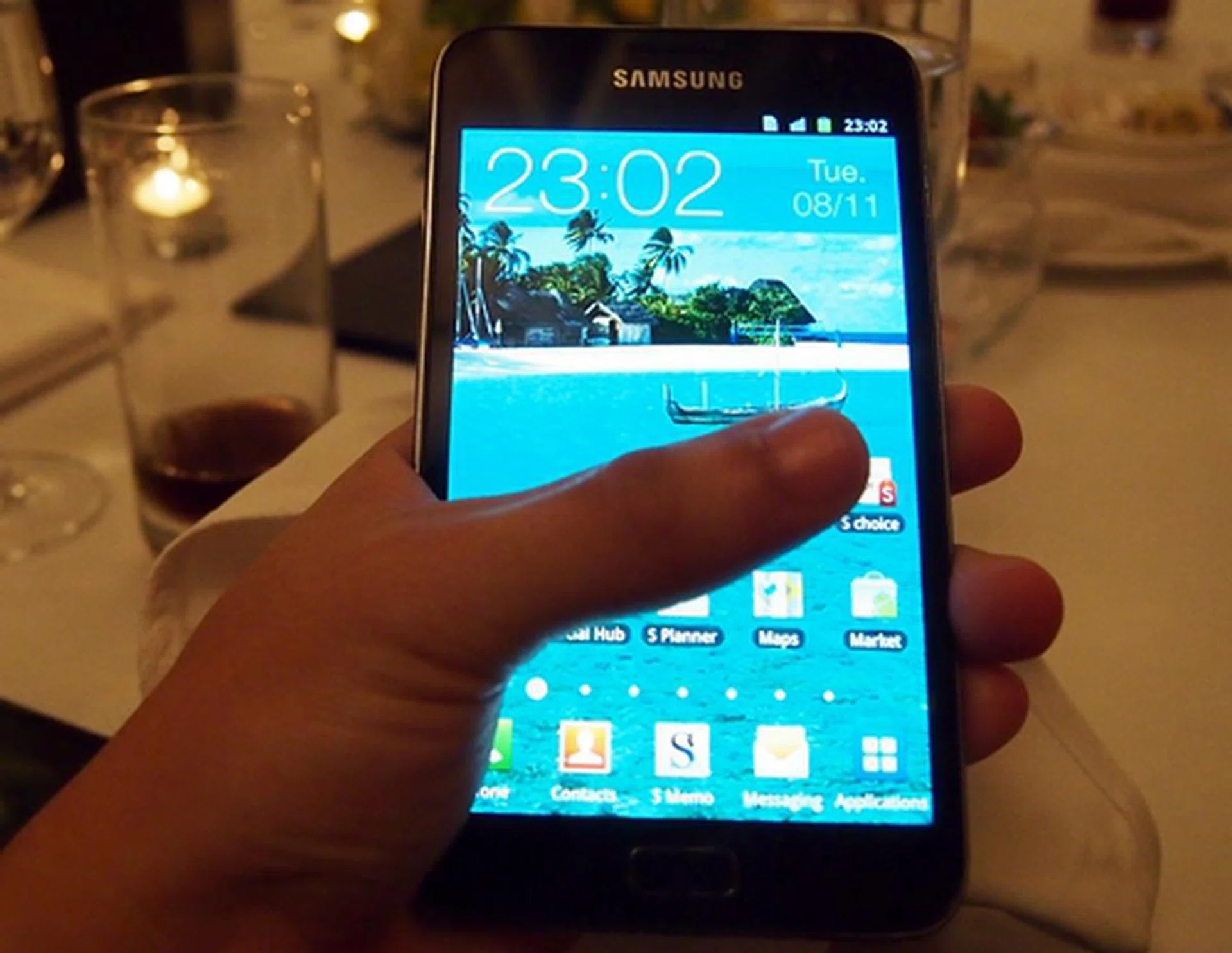 We tried stretching our finger to the other end but failed due to the huge display and width of the Samsung Galaxy Note.