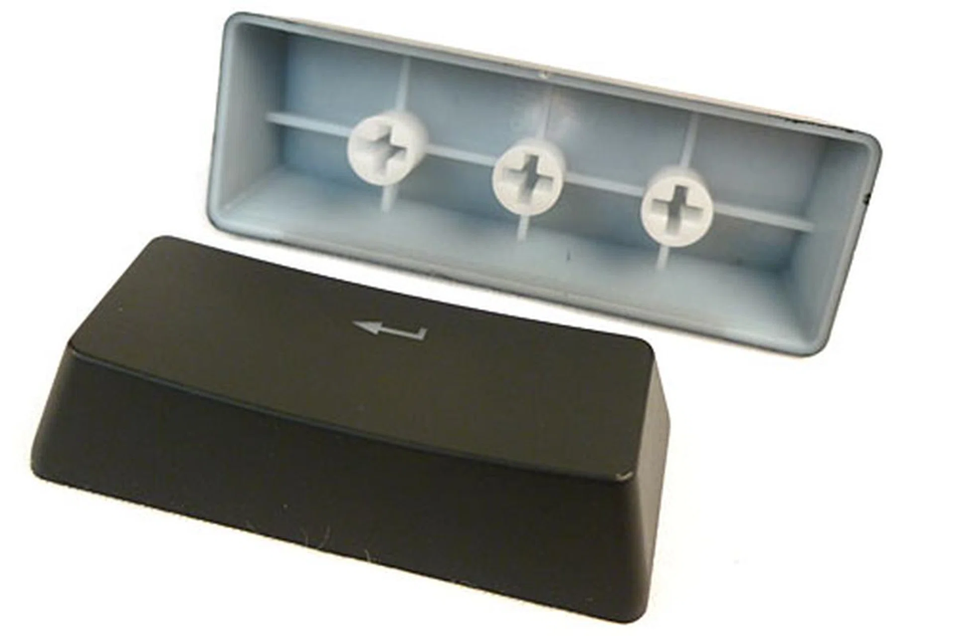 The DK-9008 Shine uses ABS plastic keycaps. Expectedly, the keycaps are translucent and coated in black. Laser is then used to etch the labels and the backlights would shine through.