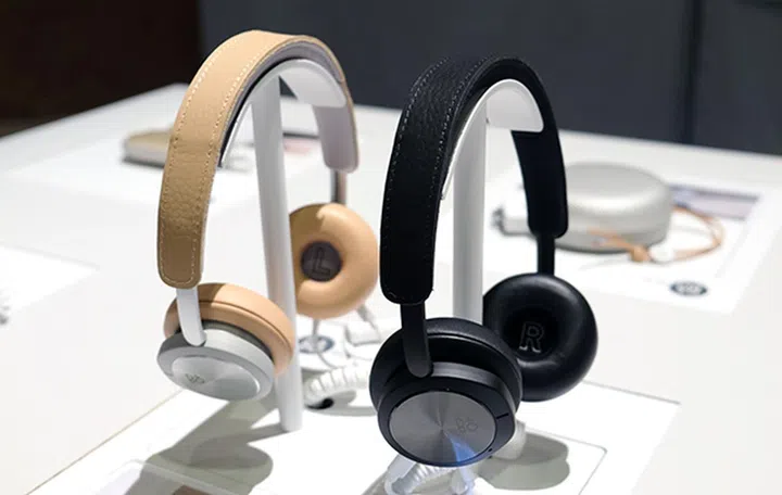 The B&O Play H8i also comes in beige and black. Likewise, one can expect seasonal special edition colors in the future.
