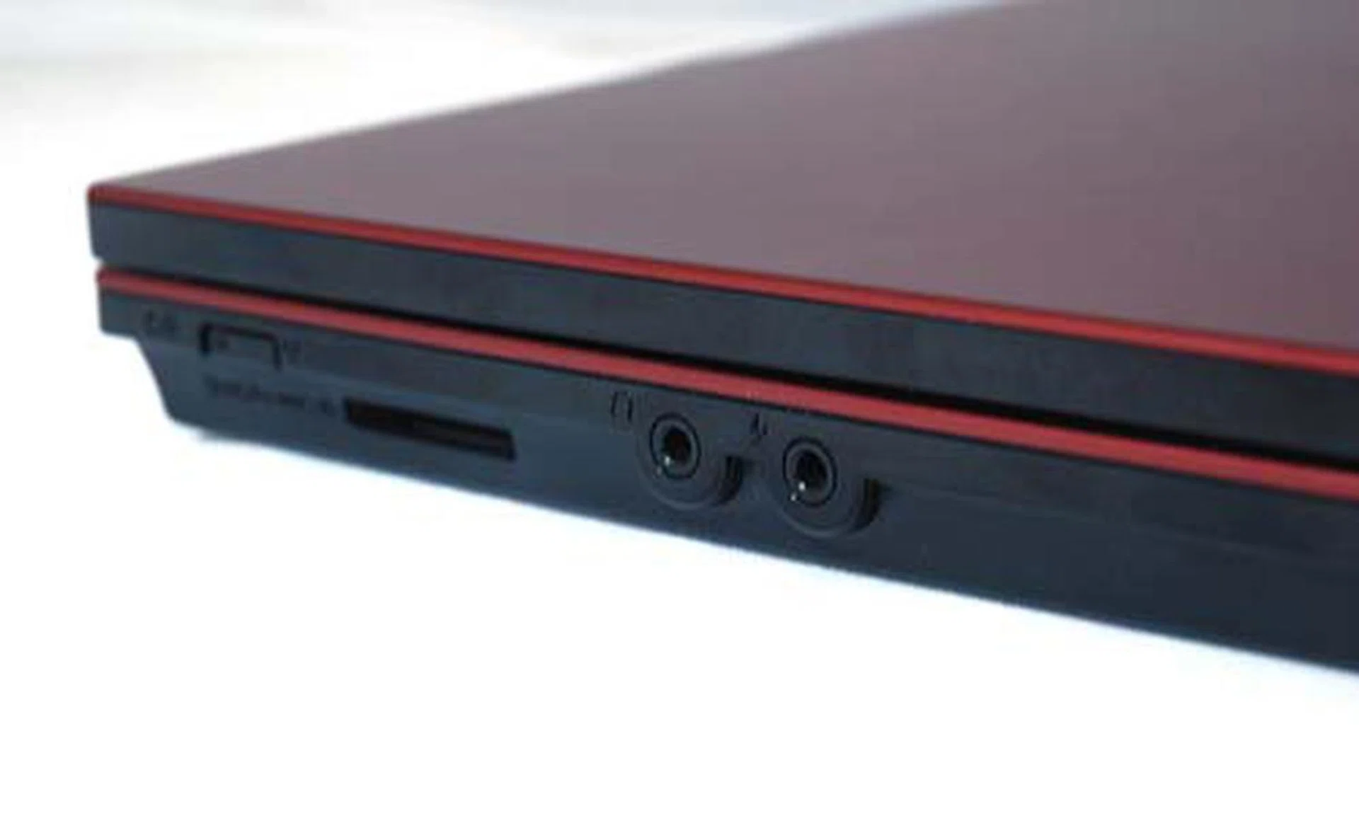 The front of the unit makes use of the space provided with a wireless switch, card reader and audio jacks.