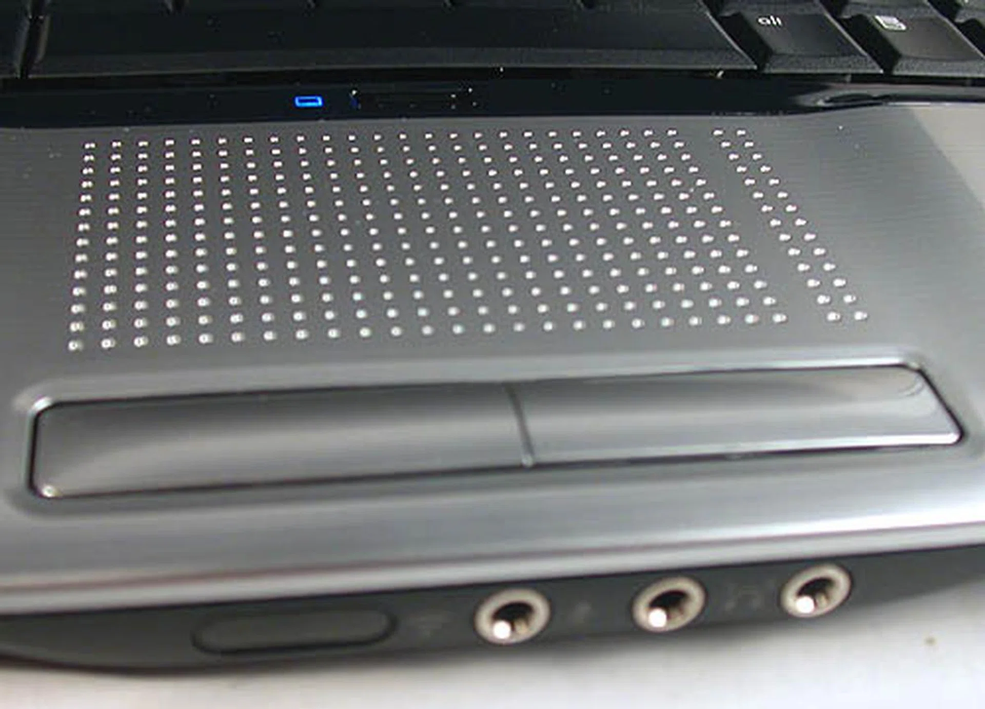HP's braille-like touchpad. The headphones and microphone jacks are located at the front for easy access. Notice that there is no lock for the lid/display, though we must say the lid and hinge was stiff enough not to cause too much of a hassle, like swinging open at an inopportune time.