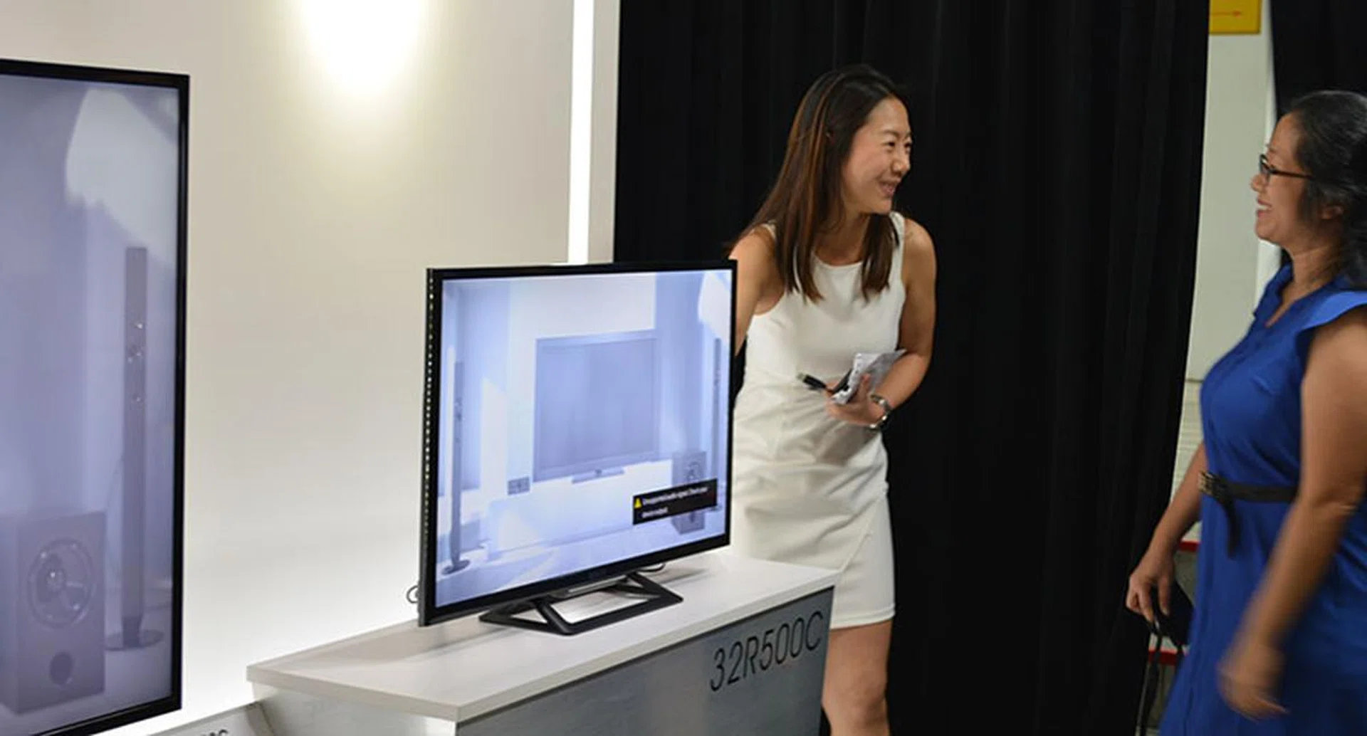 Sony did not neglect the more affordable R500C, which features protection against dust and power surges.