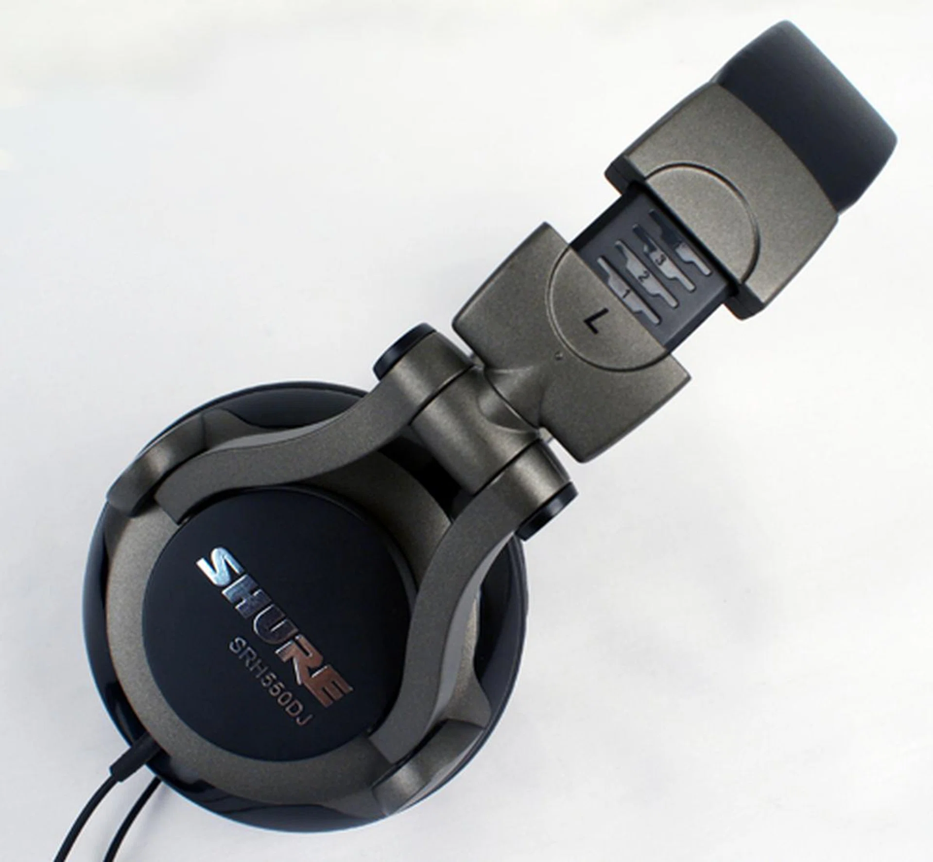 While the hardware might be present, it does not always translate into excellent performance. To find out, we ran our usual battery of tests on the Shure SRH550DJ Headphones.