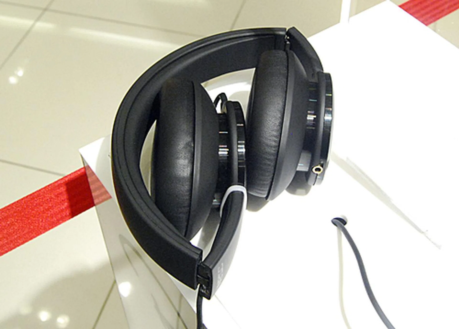 The headphones can be folded up into a compact bundle which helps when carrying the cans on flights or even in your daily-use backpacks.