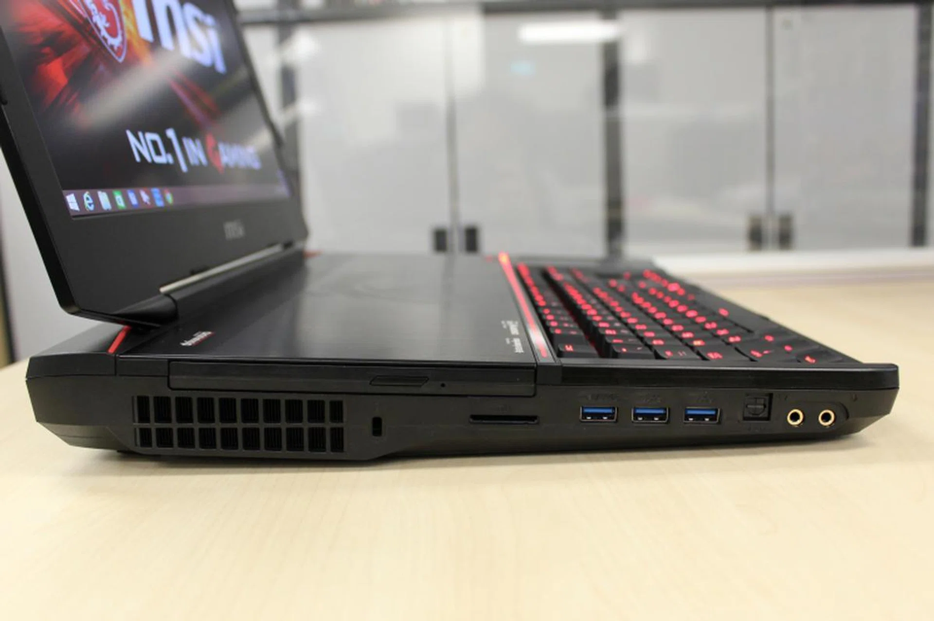 On the left, users will find a Blu-ray writer, a SD card reader, three USB 3.0 ports, and jacks for audio and the S/PDIF output.