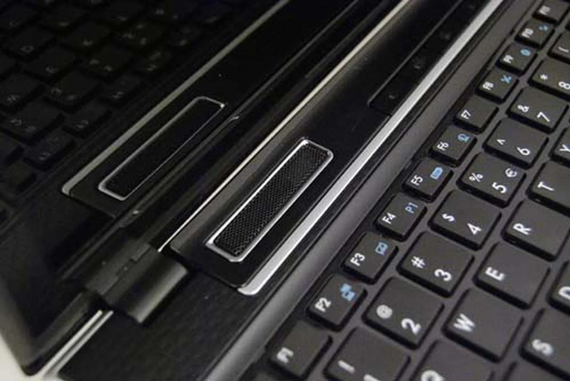 The notebook has 4 speakers, two located at the usual place above the keyboard, and two more on the forward side of the notebook near the SD card reader.