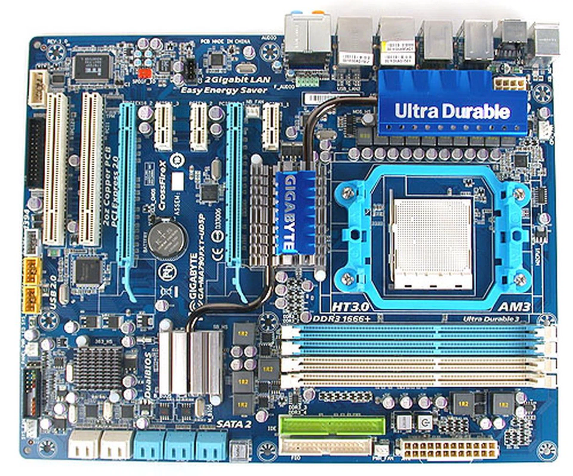 Gigabyte's recent color scheme has been dominated by whites and blues, a far cry from its formerly colorful designs. This is also an Ultra Durable 3 model, which has double the amount of copper in its PCB, making it slightly heavier.