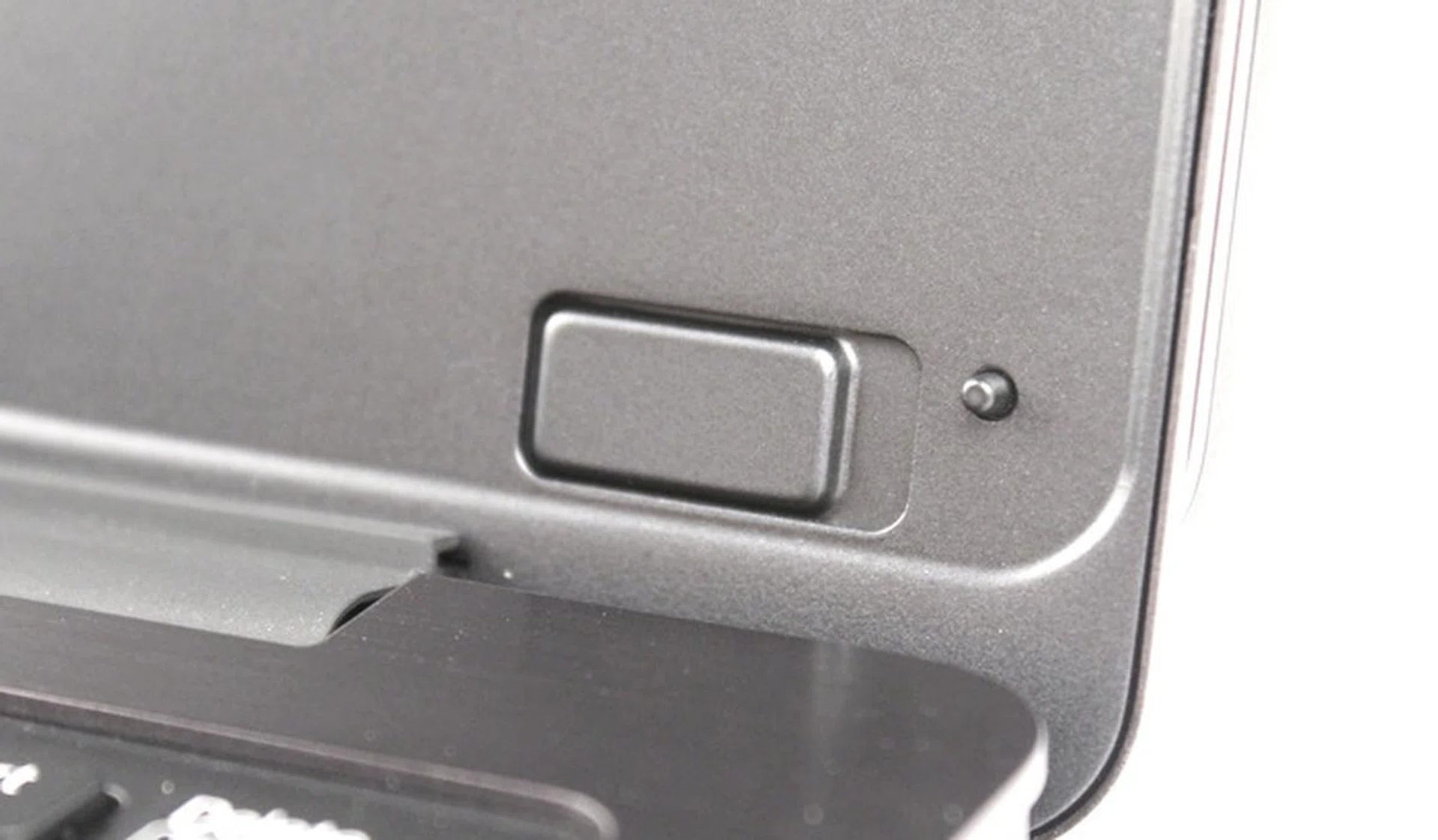 There are numerous magnets strategically placed to lock the lid in place. This not only provides ease of use but also prevents wear and tear. 