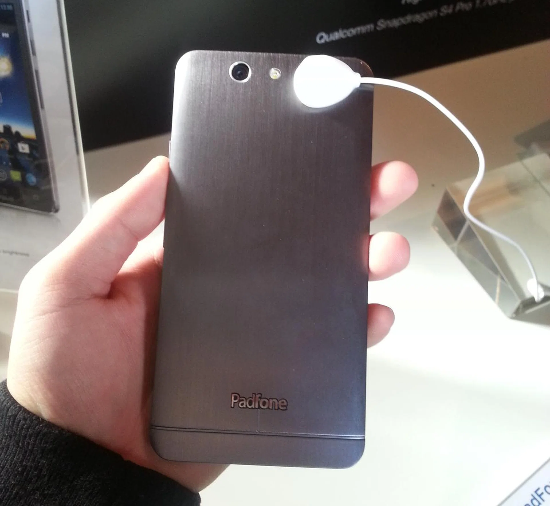 The brushed metallic finish on the back of the ASUS PadFone Infinity feels and looks really nice.
