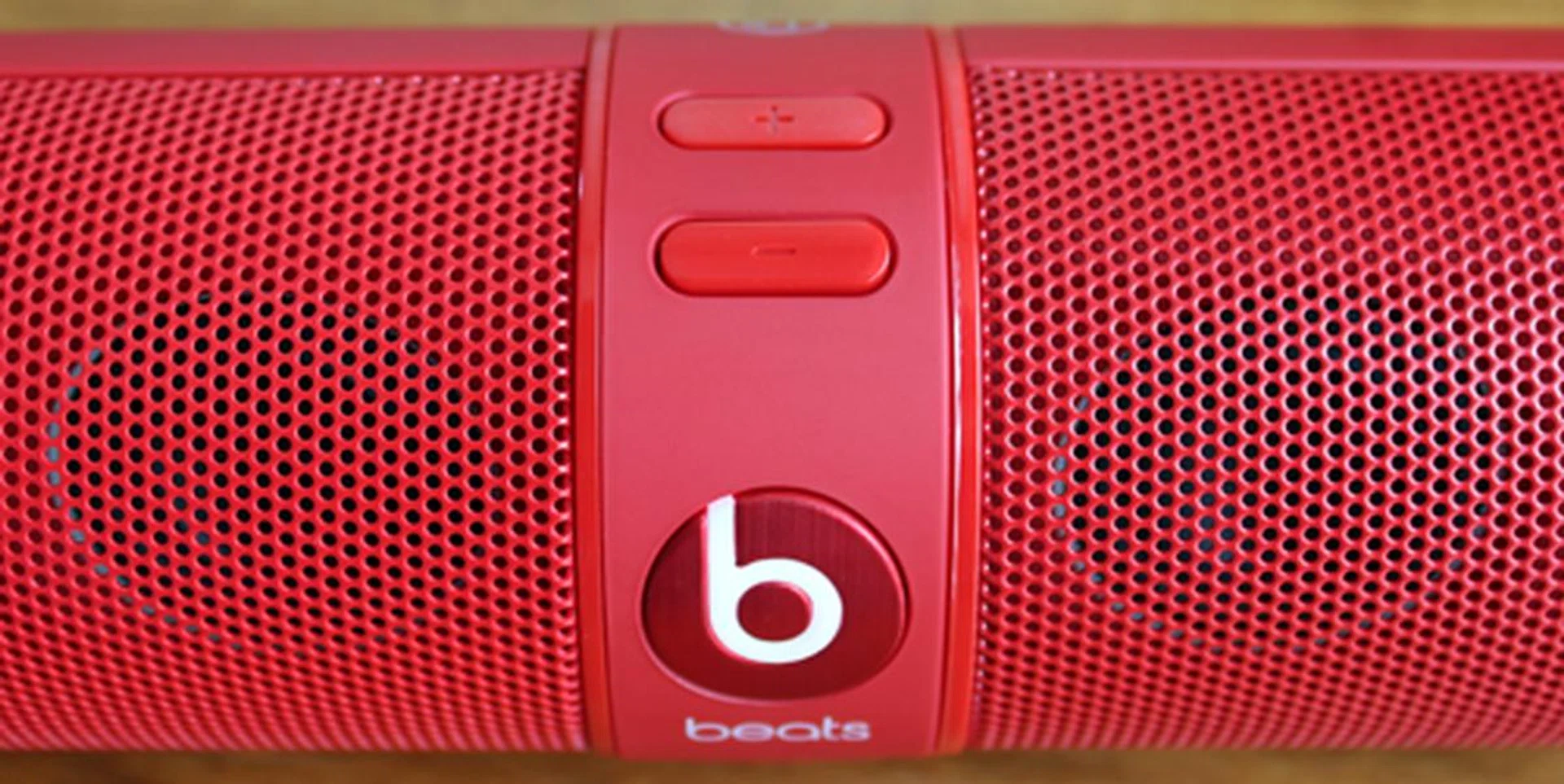 Pressing the Beats logo on the front activates Bluetooth while the two buttons located on top are used to control the volume.