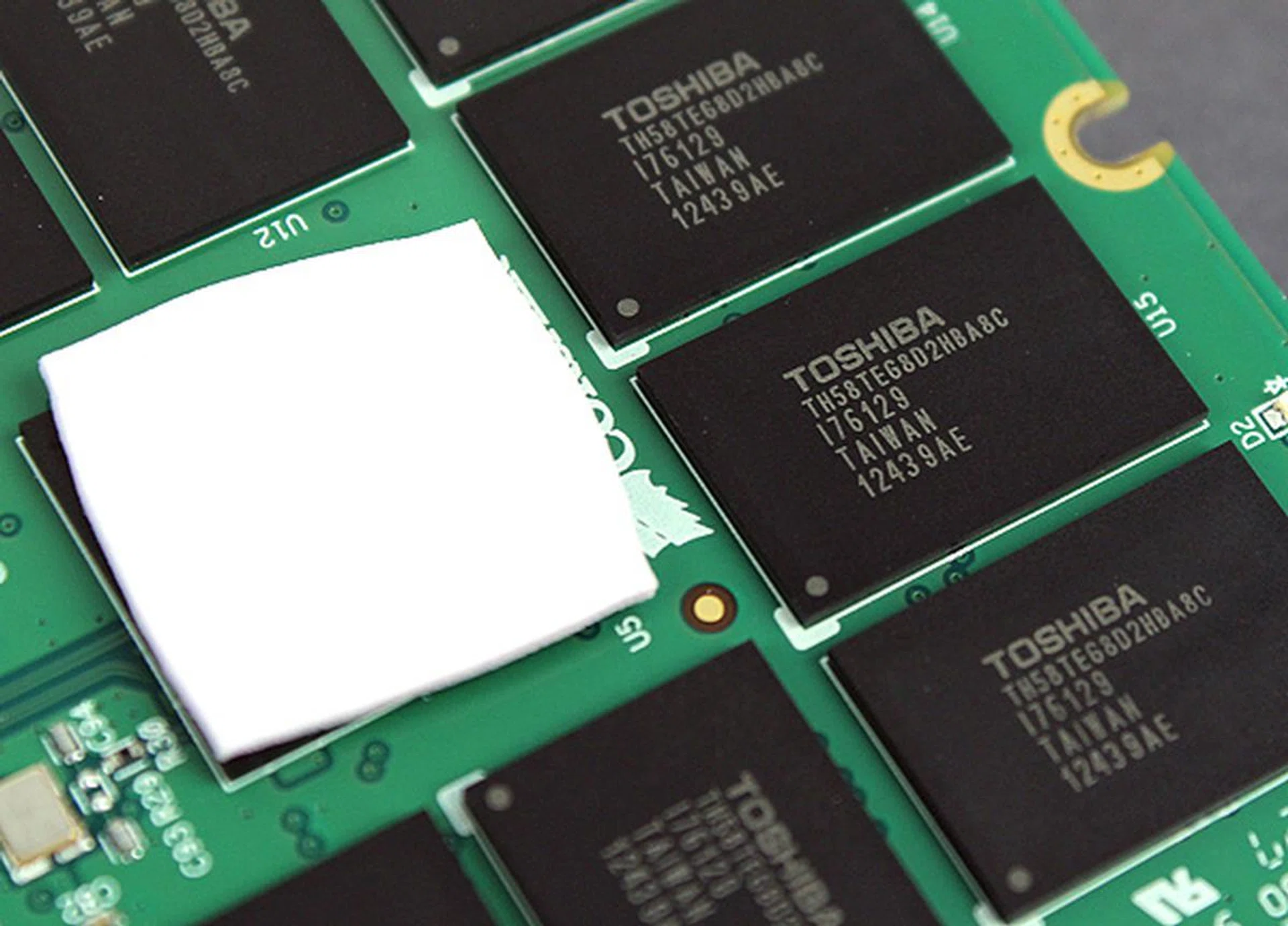 The LAMD LM87800 controller is concealed by a thermal pad, but the Toshiba toggle mode NAND chips are clearly visible.