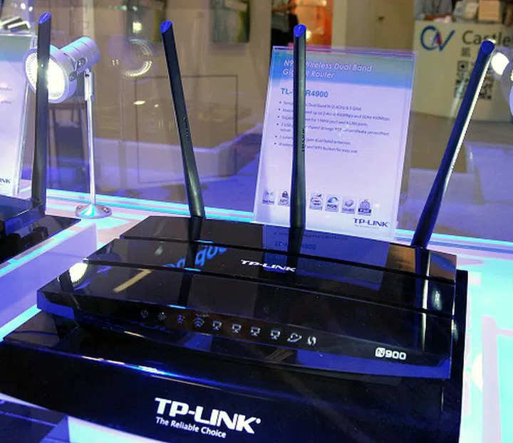 Resembling a dark and sleek flying saucer, this is TP-Link’s TL-WDR4900, a Wireless 802.11n dual-band Gigabit router.