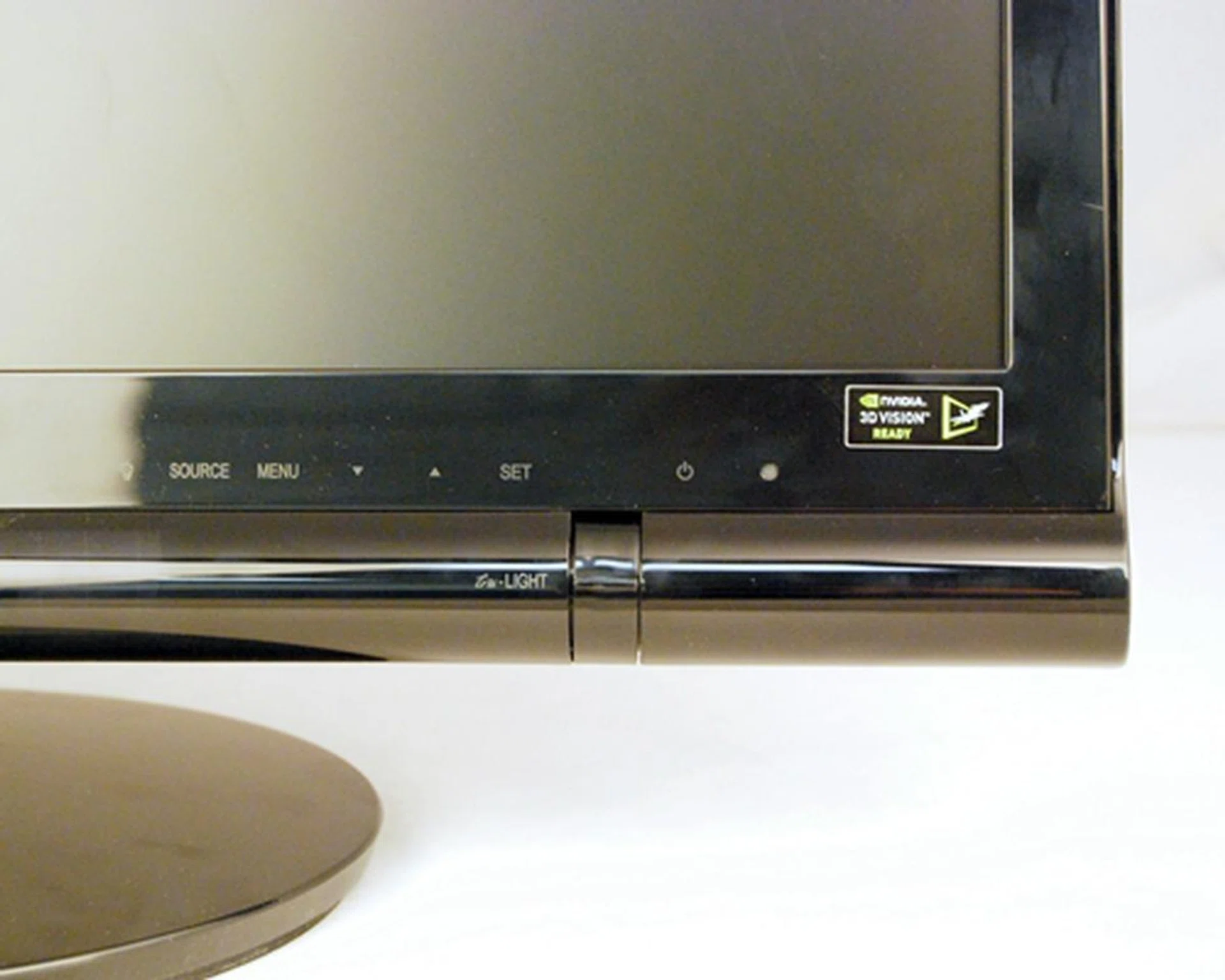 These buttons are properly labelled, with clear markings to indicate. Changing controls are pretty elementary - it is a simple matter of touch and tap. 