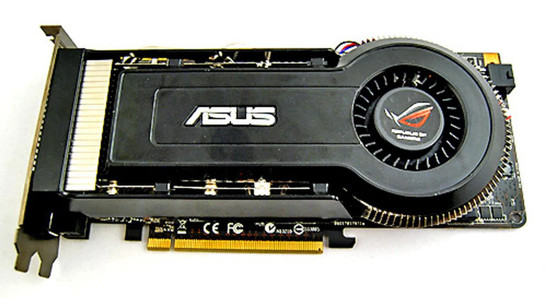 The ASUS GeForce 9800 GT Matrix comes in plain black with no labels whatsoever. It also sports a cooler that looks similar to those found on reference HD 4850s and HD 4870s. Seeing it for the first time, we thought ASUS sent us the wrong card!