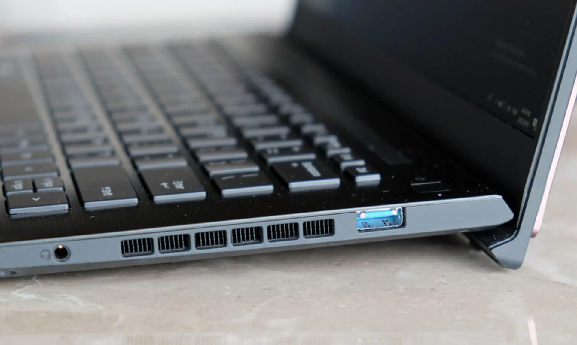 On the right is an additional USB-A (USB 3.0) port.