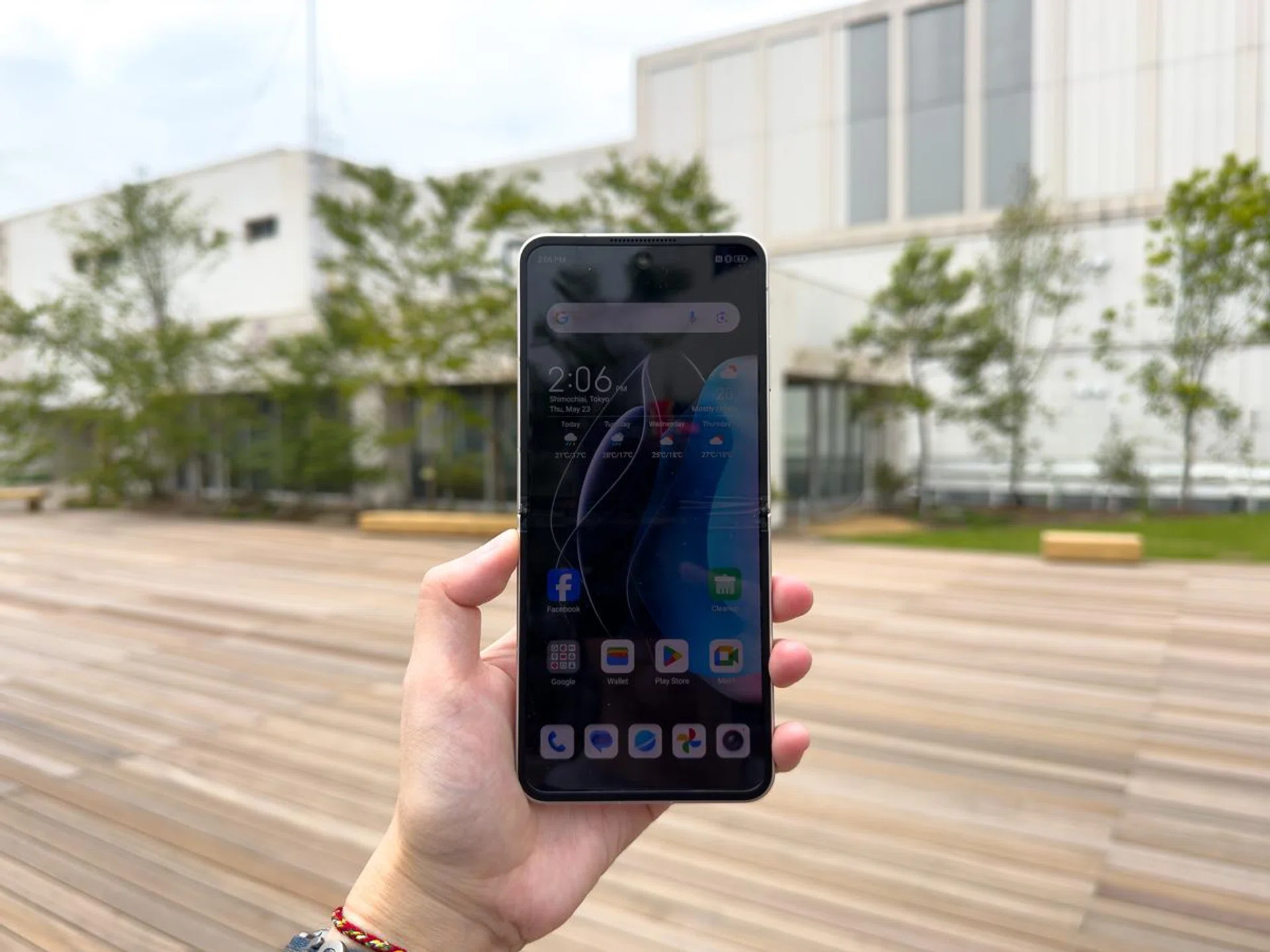 The display isn't as bright under 2pm sunlight, but still legible.