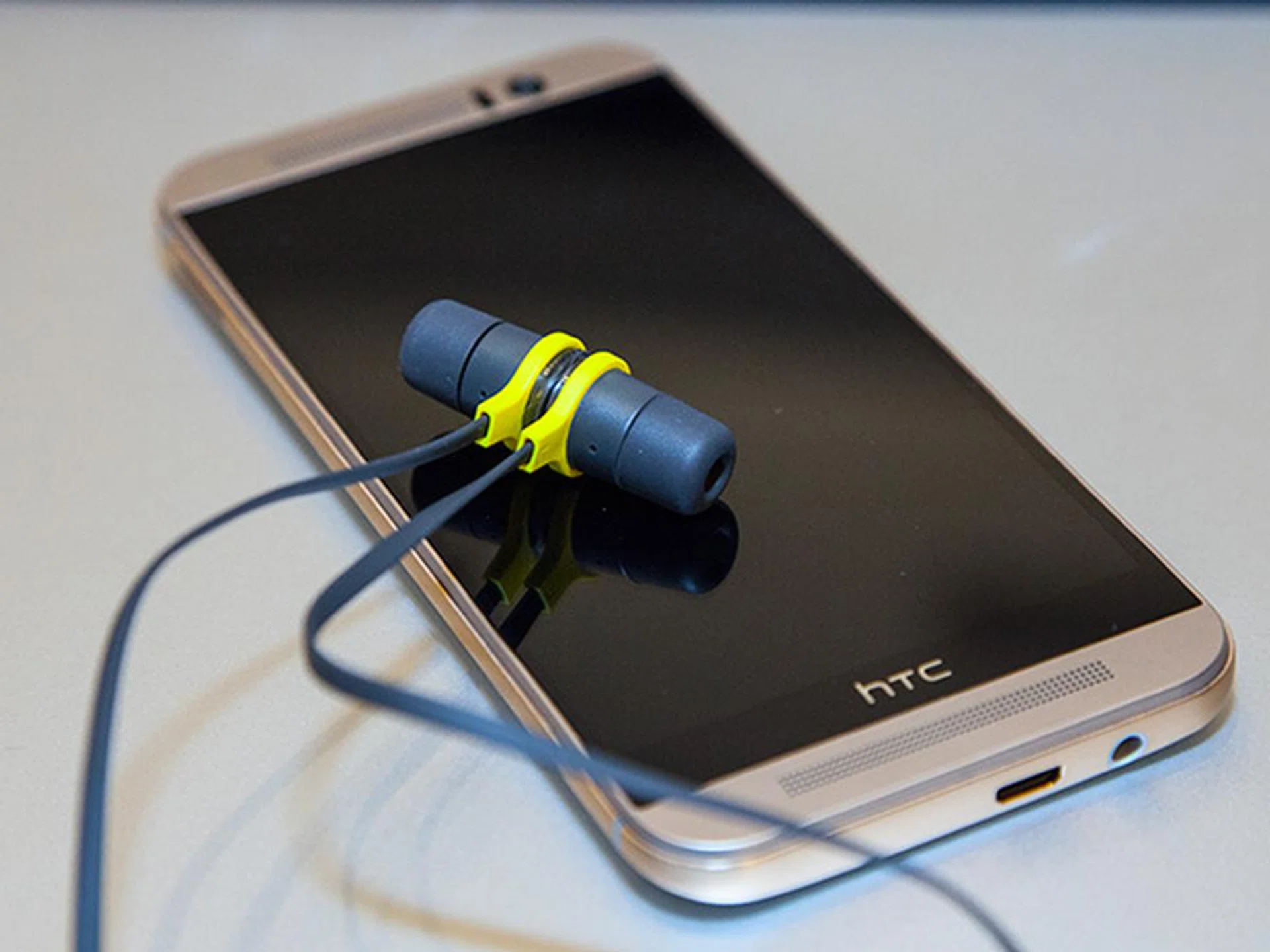 HTC will be shipping a new active earphone along with the HTC One M9 smartphone. The two pieces of earphone can be attached together through a powerful magnet on the rear side, enabling the user to hang the earphone on their neck.