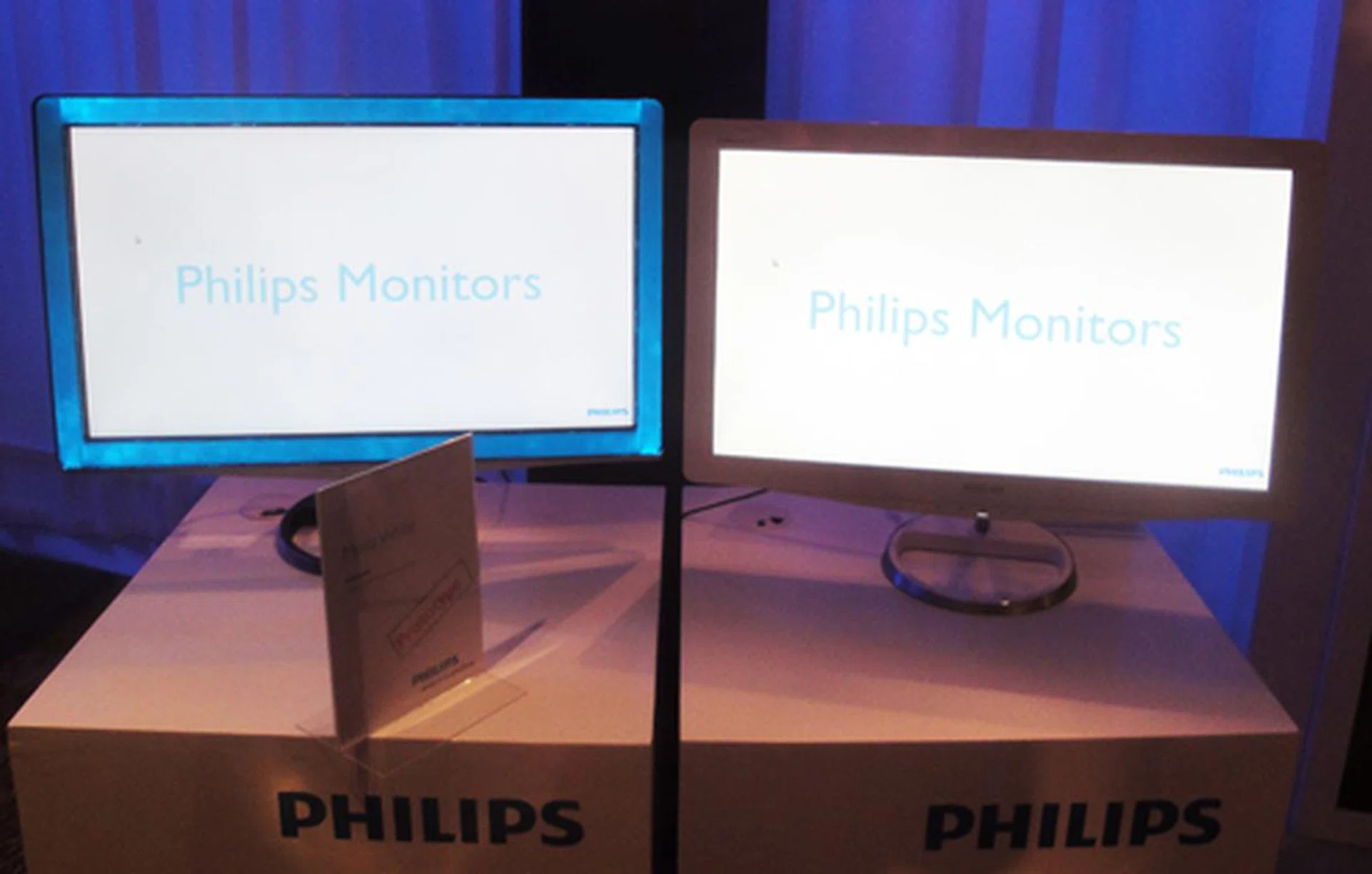 The X line uses the Moda chassis. Here, next to the Lightframe monitor, we also spied a 21.5-inch White Moda. Philips says the Lightframe monitor should be available in markets before Christmas this year, while the White Moda will hit shelves earlier.
