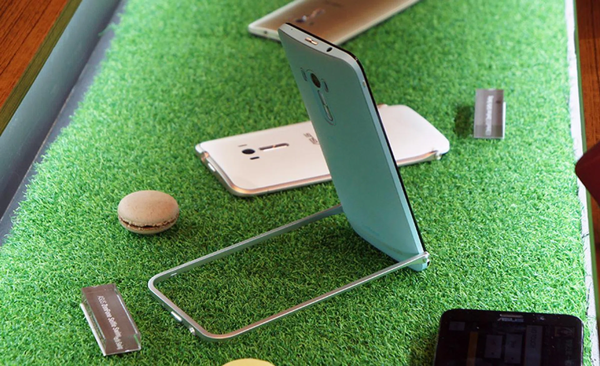 Some models will come with a Swing Cover allowing you to extend your reach, giving users more options to frame their shots.