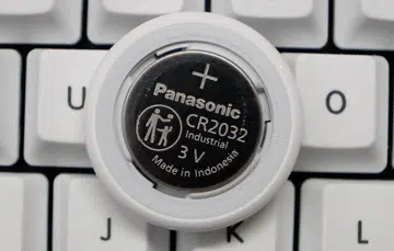 The Apple AirTag uses a single CR2032 battery.