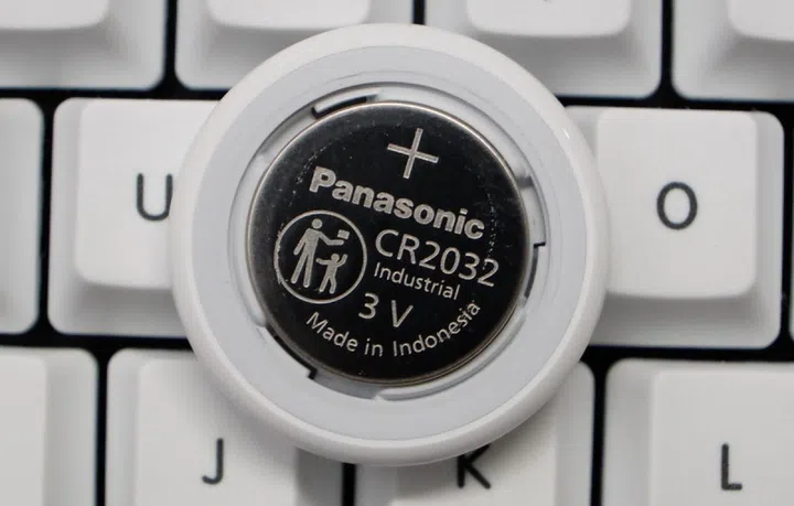 The Apple AirTag uses a single CR2032 battery.