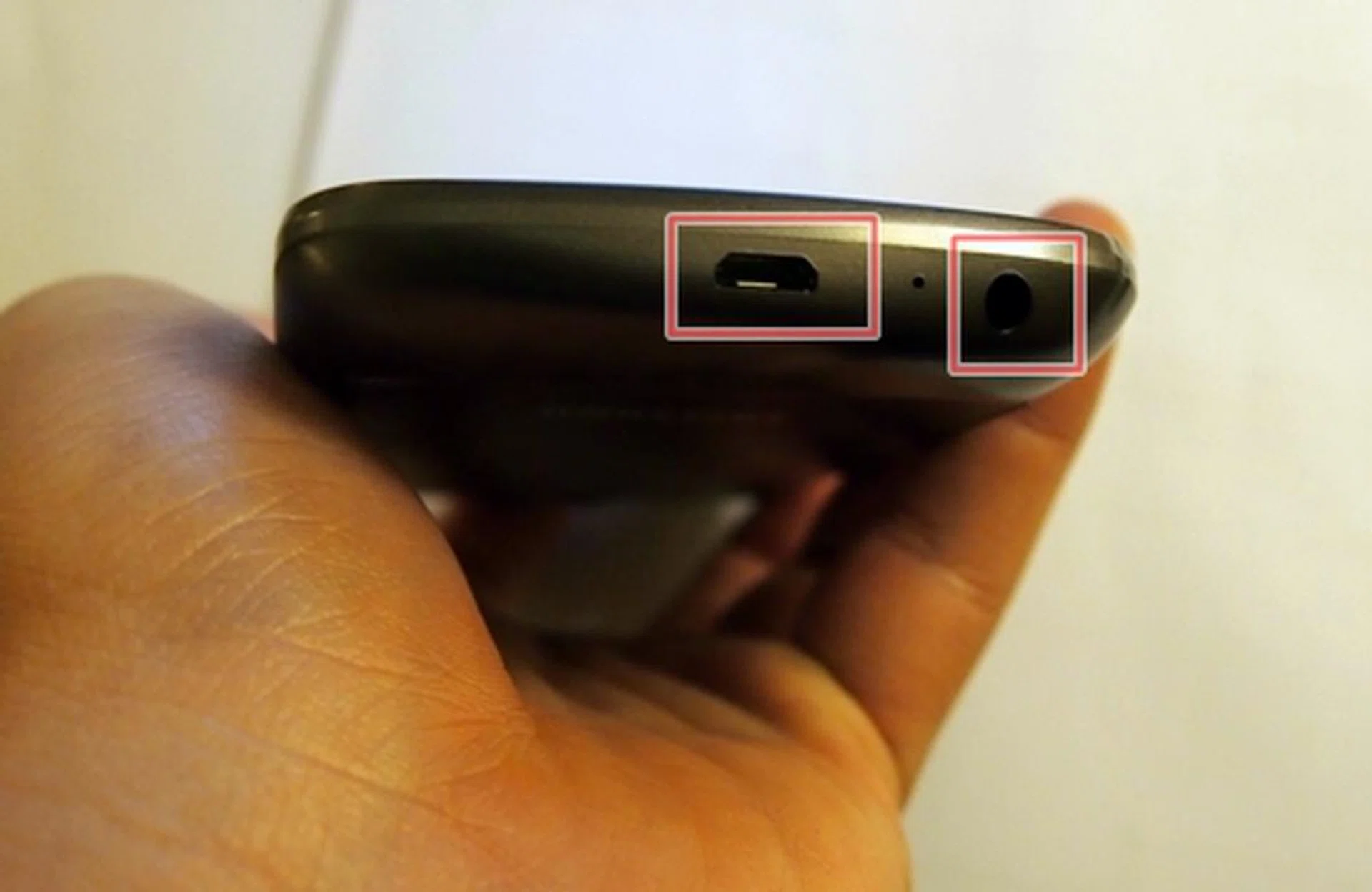 Located at the bottom of the Samsung Galaxy Nexus are the microUSB port (for charging and data transfer) and the 3.5mm audio output jack.