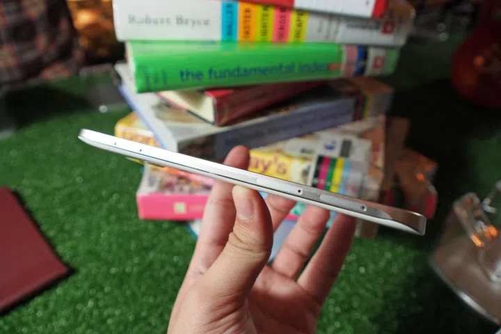 Dual-SIM functionality for the Galaxy A8 4G+ with separate trays.