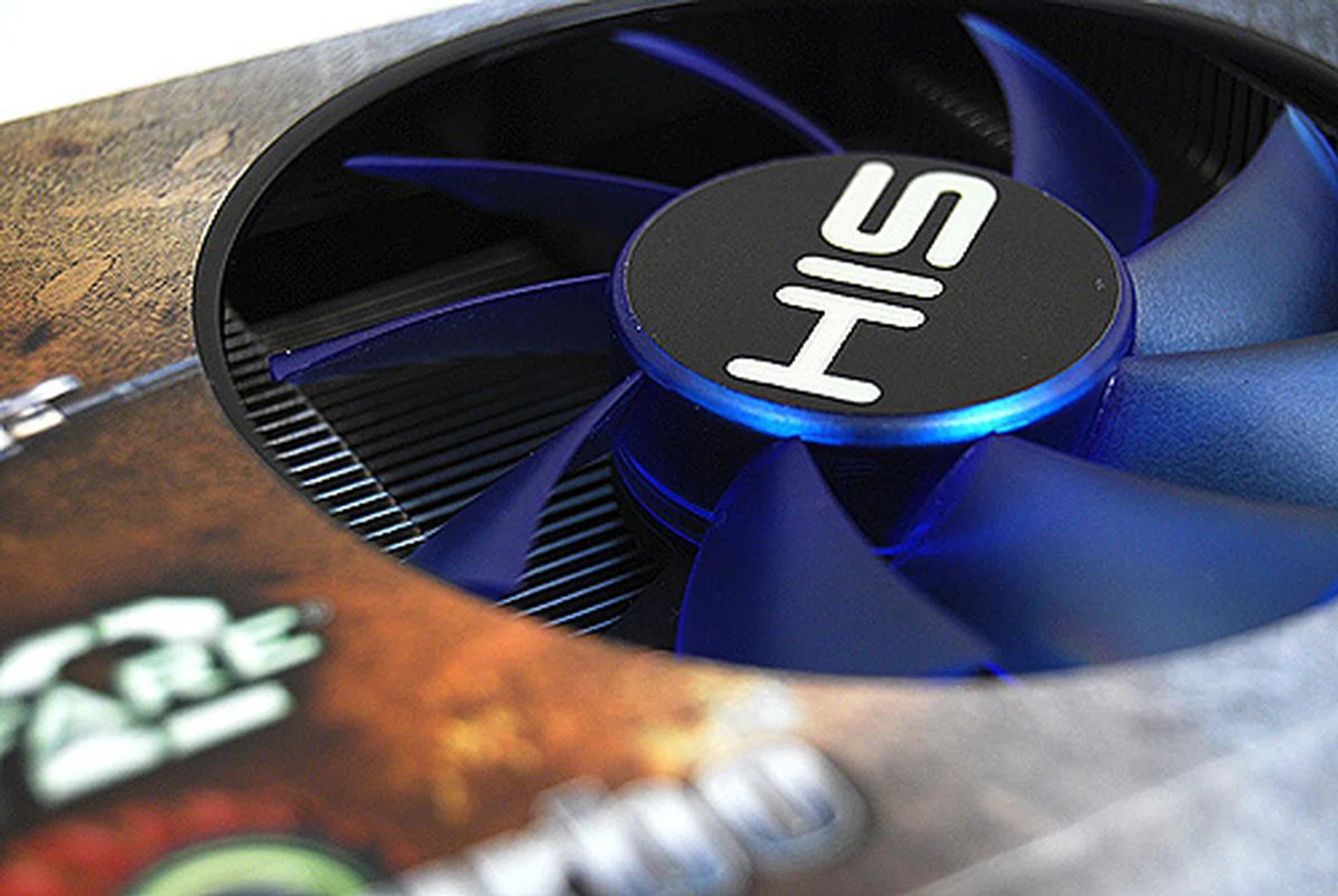 Taking a closer peek, we can see the dense cooling fins of the heatsink.