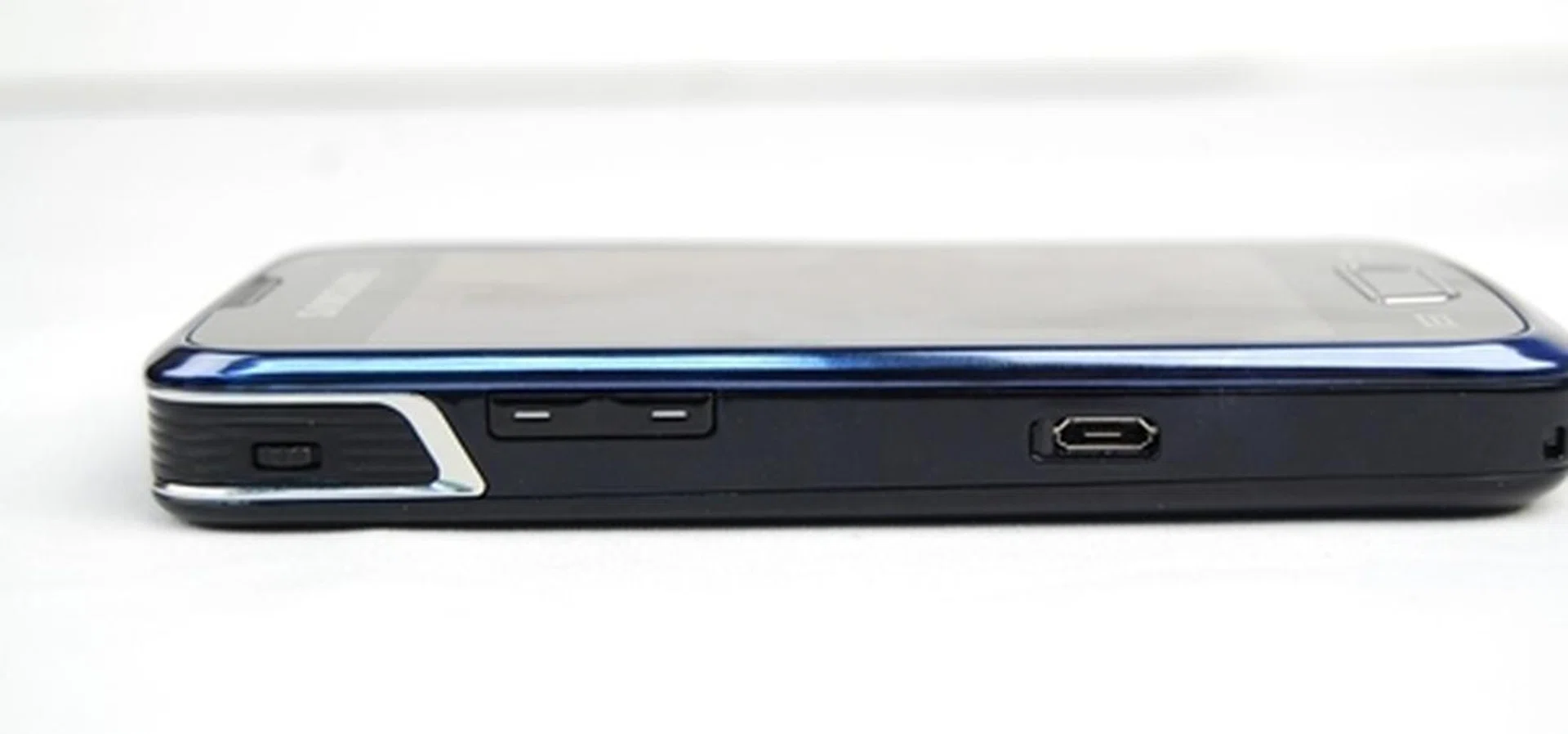 Flanked on the left (from top to bottom of the phone) is a projector focus dial, volume controls, and a microUSB port. The placement of the focus dial makes it ergonomically easier for users to change focus as and when they decide to enlarge or minimize their projection.