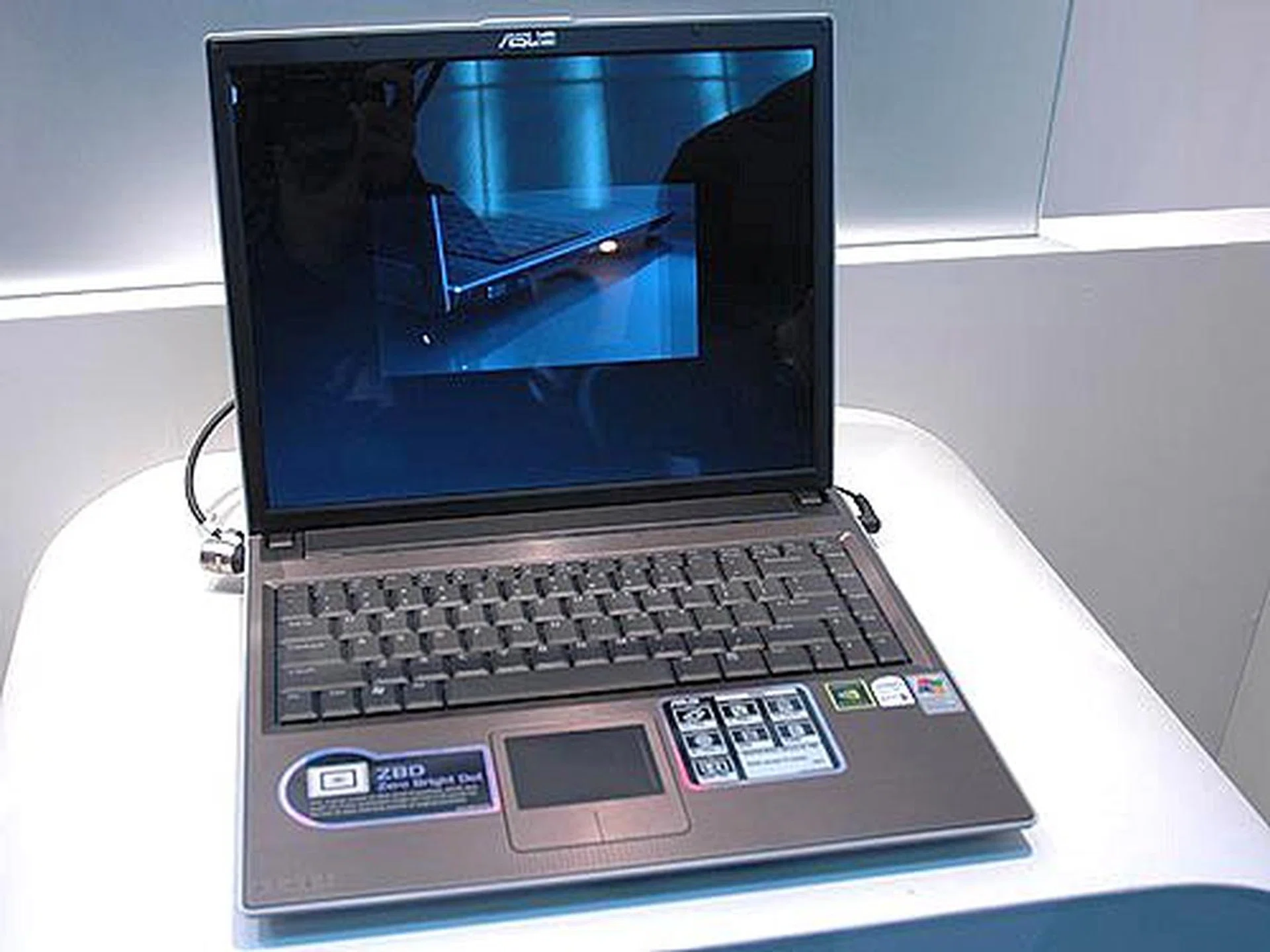 The ASUS V6J is yet another Napa platform based on the Intel 945PM Express chipset. It comes with an Intel Core Duo processor and it's also equipped with an NVIDIA GeForce Go 7400 128MB (with 256MB TurboCache) graphics. The V6J features a large 15-inch zero bright dot TFT LCD display and is an iF Design Award winner.