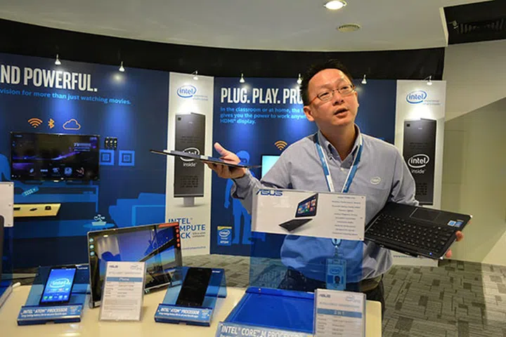Intel showcased the unique form factor and capabilities of the ASUS Transformer Book T300 Chi, a 2-in-1 hybrid powered by Intel's Core M processor. 