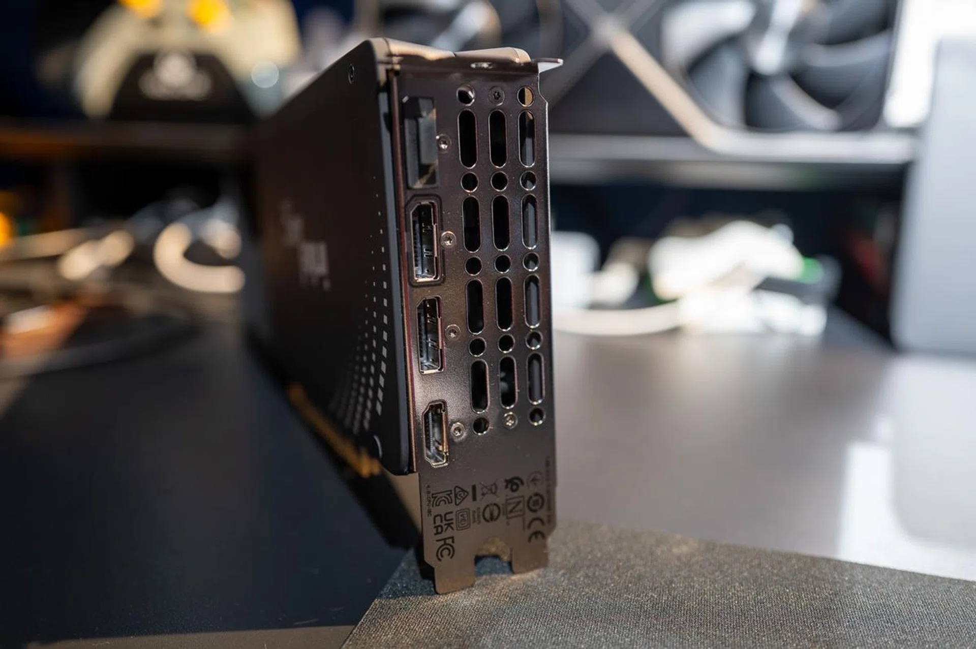 The Arc B580 comes in a standard dual-slot card design. (Image: HWZ)