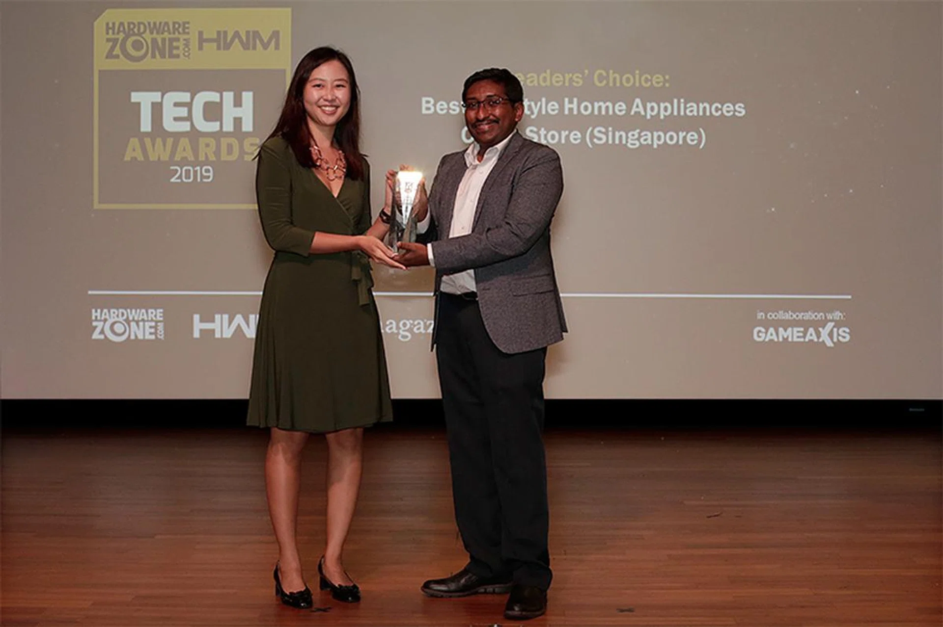Our inaugural Readers' Choice award for Best Lifestyle Home Appliances Chain Store goes to Courts. Accepting the award here is Ms. Charlene Poon, Senior Communications Manager for Courts Asia.