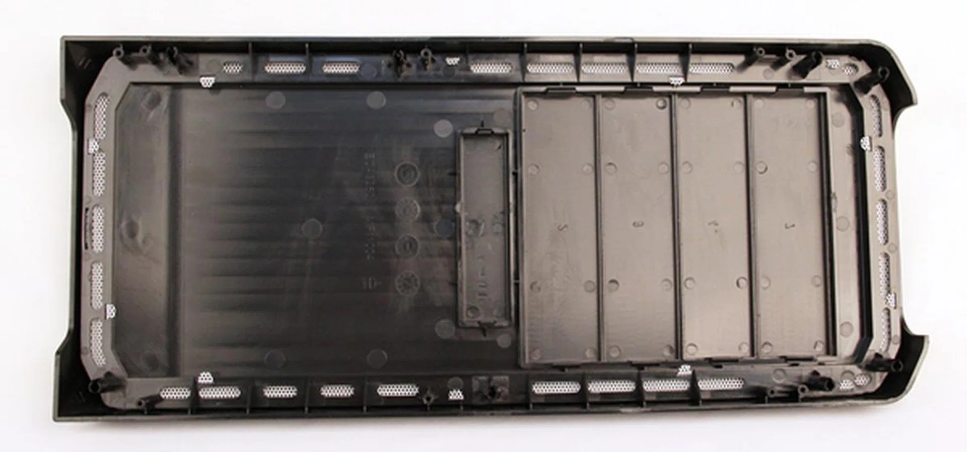 The mesh of the front panel does play a role in the front ventilation of the chassis as we noticed there weren't any additional front vents, save for the bottom cut-out of the panel that doubles up as a grip for the panel.