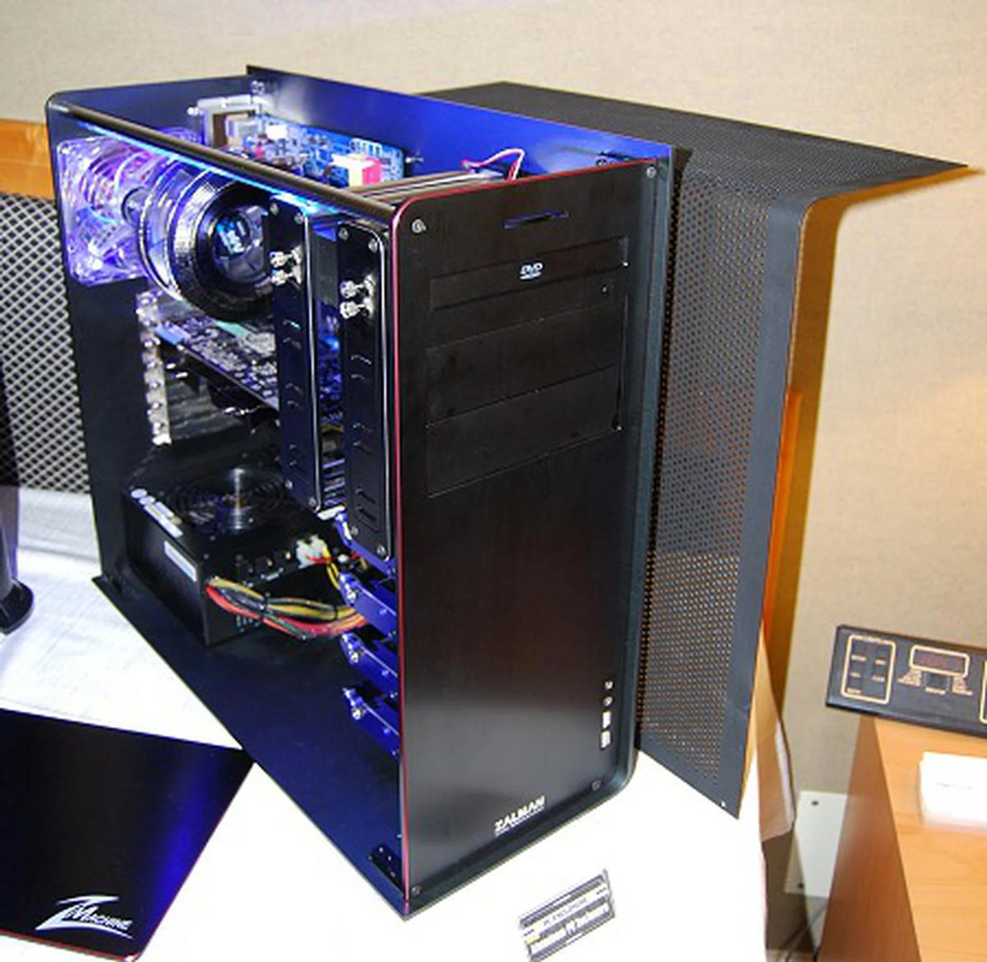 Here's a prototype casing on display called the L-shaped chassis. It has a fairly think aluminum exterior that makes up its sturdy build. It's not going to come cheap, that's for sure.