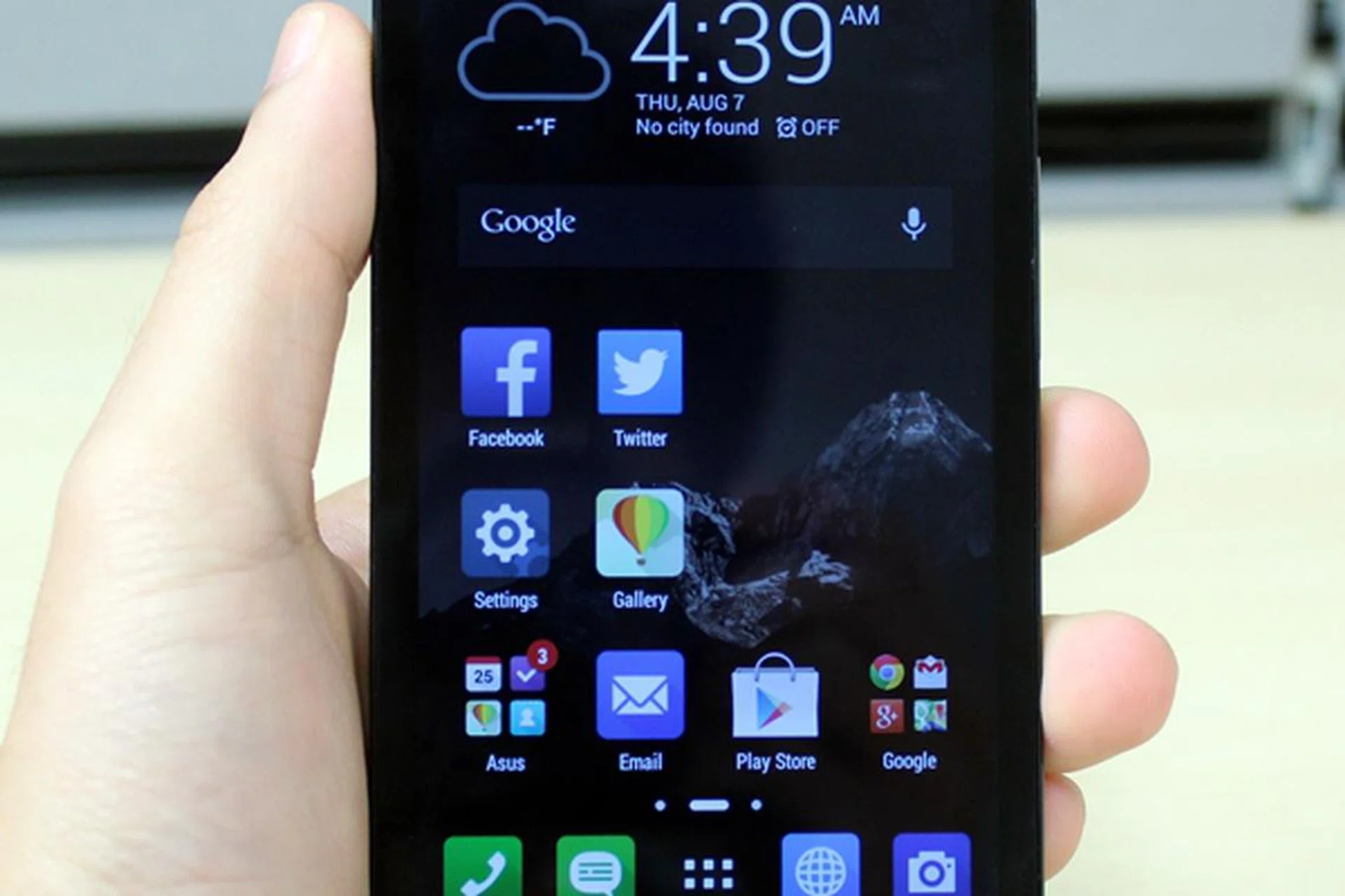 The retail unit of the ASUS ZenFone 5 comes with 2GB RAM.