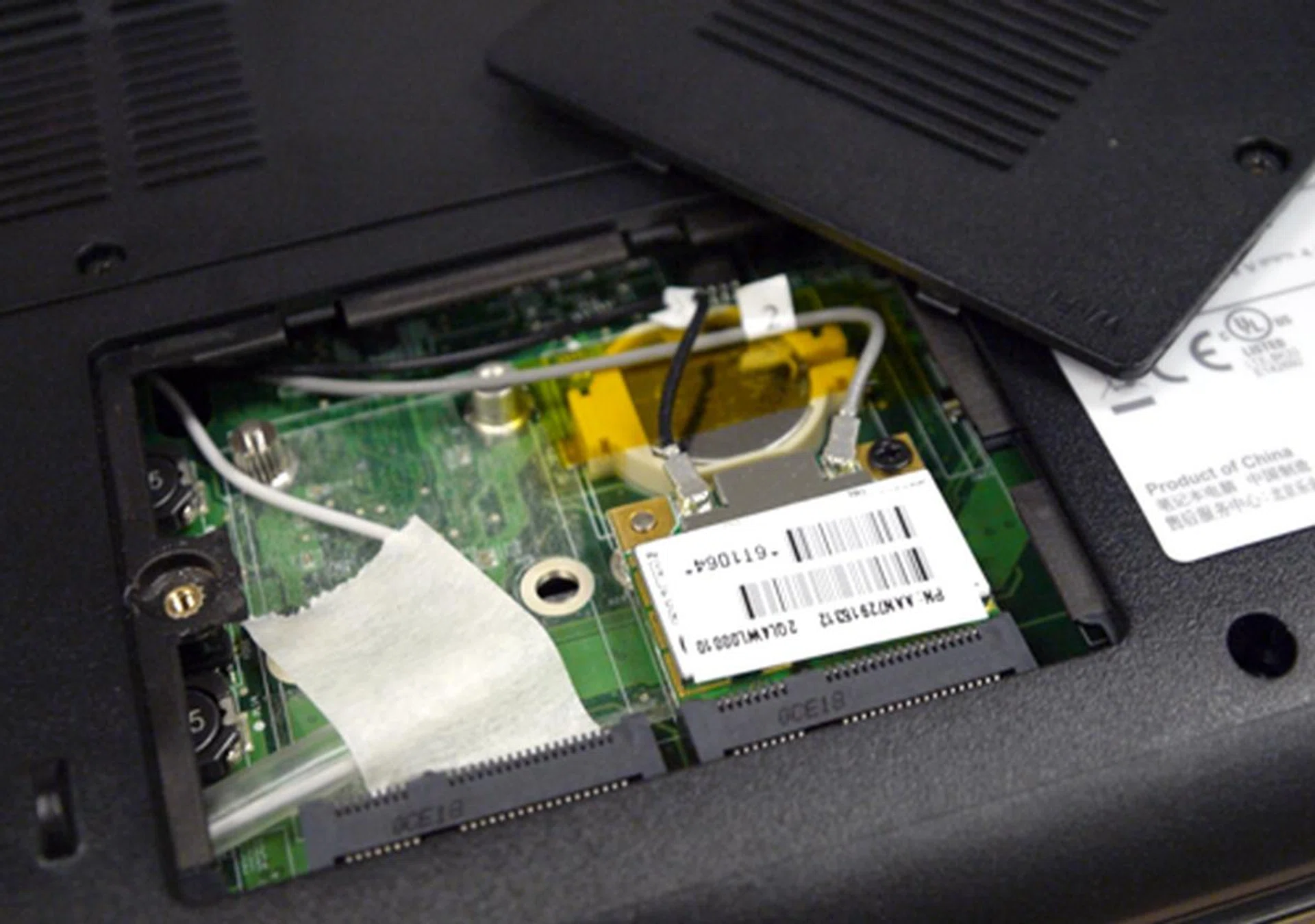 Flip the notebook around, and you'll discover a dedicated grille for the WiFi card. Simply unscrew the single holding screw to access the RealTek RTL8191SE module.