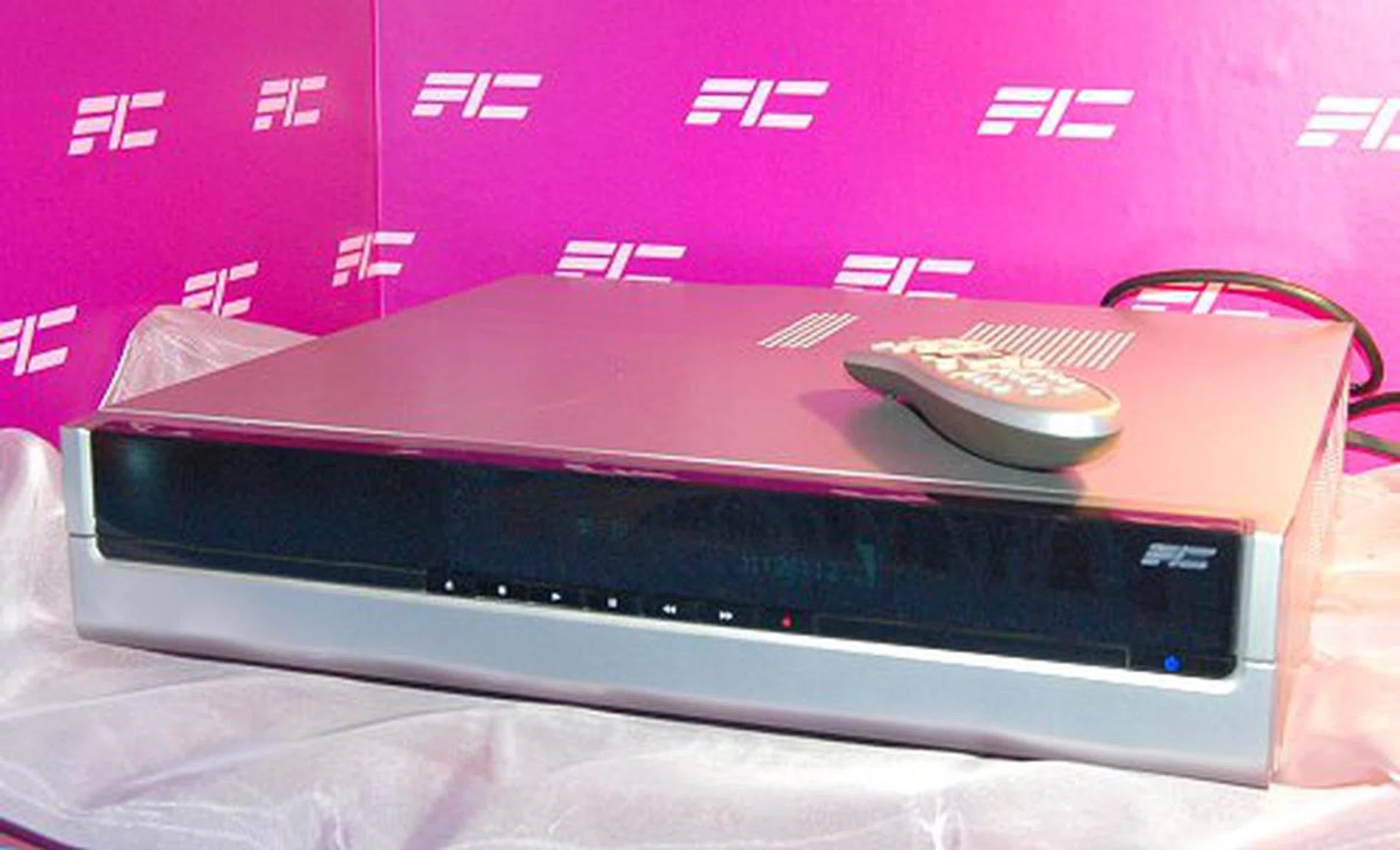 Targeting at entertainment for the entire family and also built to Intel Viiv specifications is the FIC Spectra entertainment PC. You'll agree however, that the styling is anything but PC-like. 