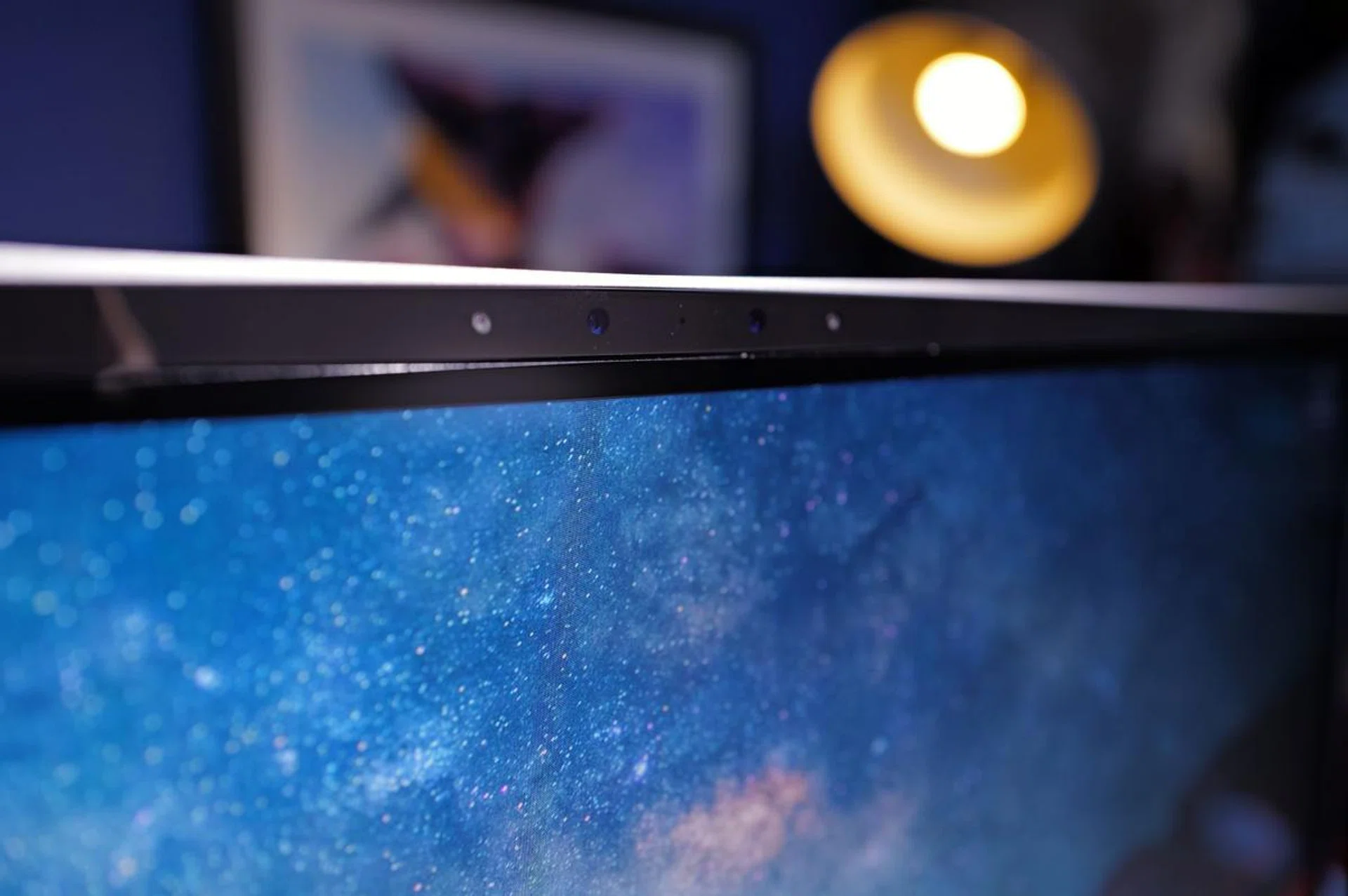 One has to sit at a sweet spot in front of the dual cameras in order to experience the best 3D experience. Photo: HWZ