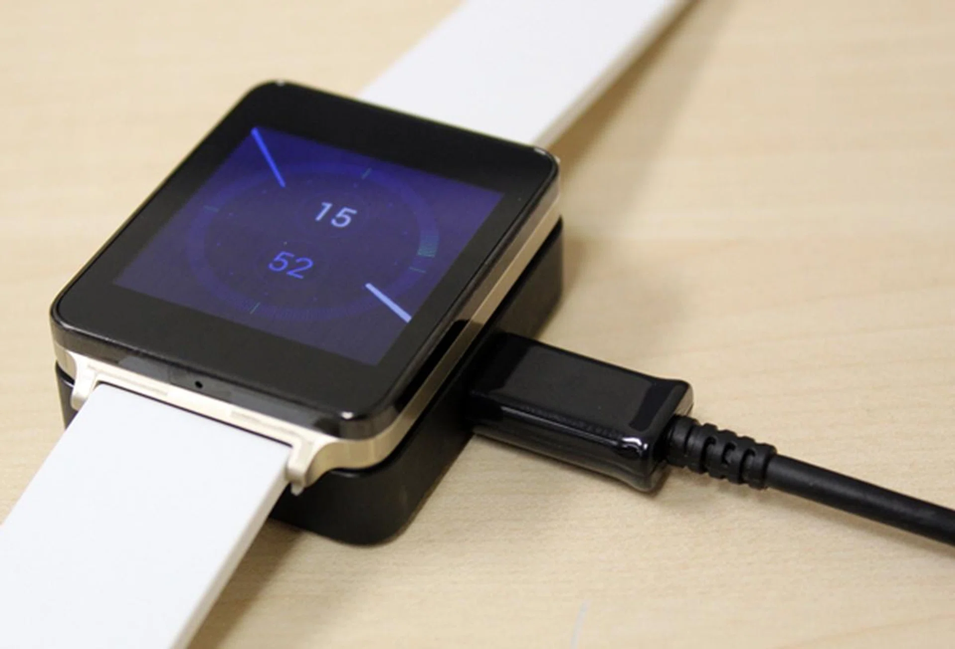 Magnetic attraction keeps the LG G Watch docked firmly in the cradle while it is being charged.