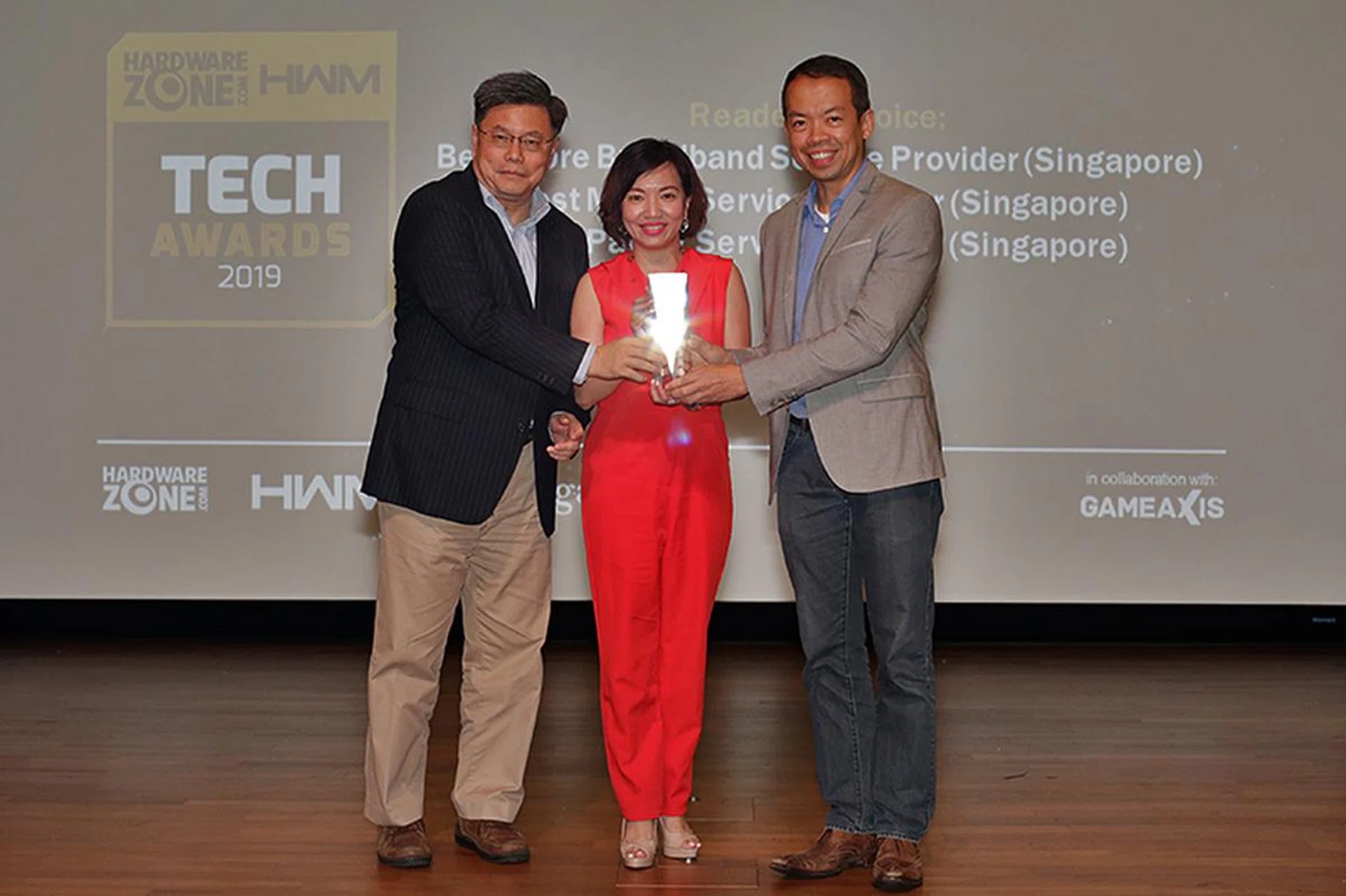 Singtel has made a clean swipe of the telecommunications and pay TV service categories, with wins in Readers' Choice for Best Mobile Service Provider, Best Fiber Broadband Service Provider, and Best Pay TV Service Provider. Accepting the awards from Mr. Glen Gary Francis, Chief Technology Officer of Singapore Press Holdings are (from left) Mr. Goh Seow Eng, MD for Home, Consumer Singapore, Singtel; and Ms. Gan Siok Hoon, VP, Mobile Marketing & Sales, Singtel.