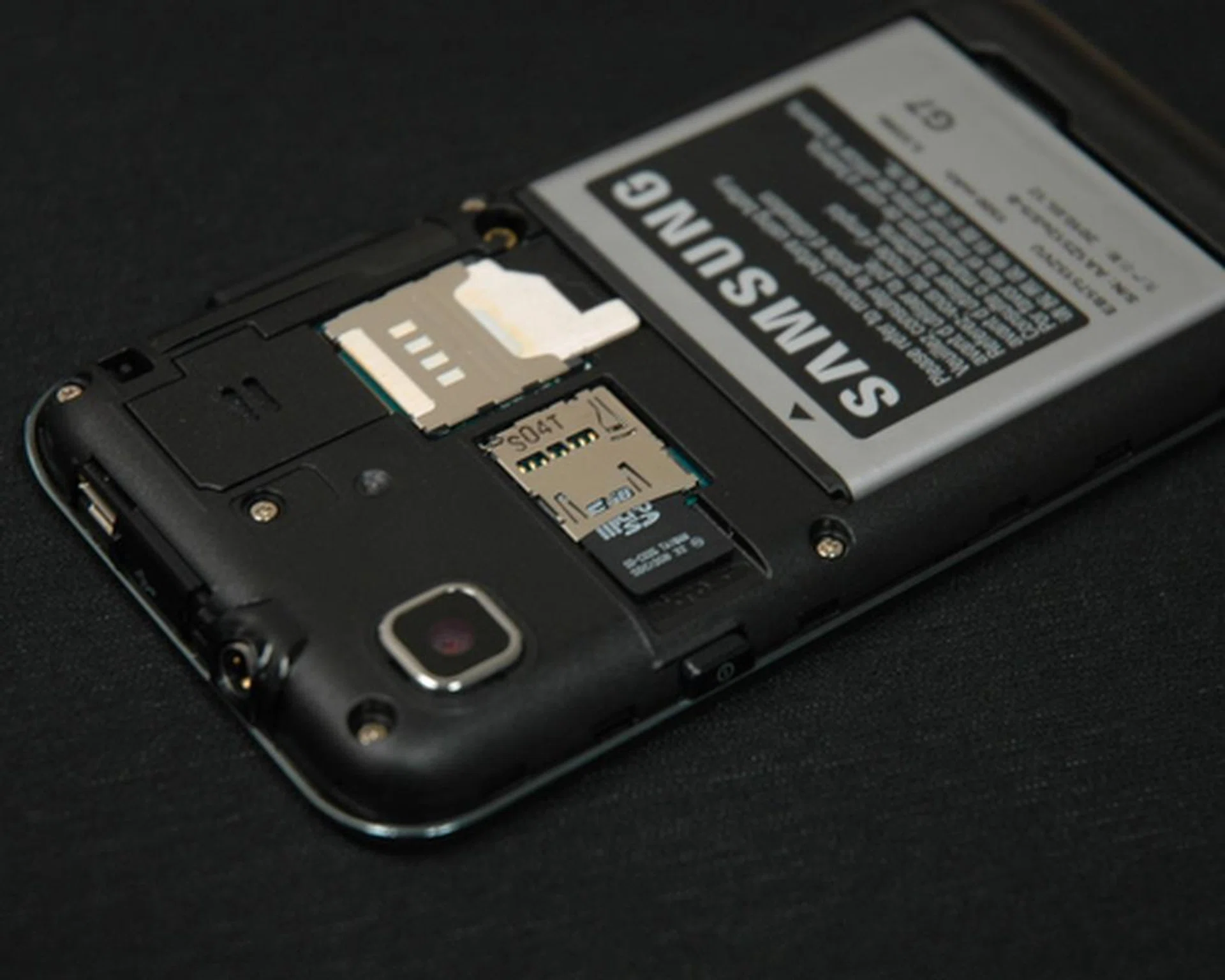 The microSD slot placement makes the card hot-swappable (but remember to unmount it first!). The 1500mAh battery, as we shall see, helps endow the Galaxy S i9000 with excellent battery life.