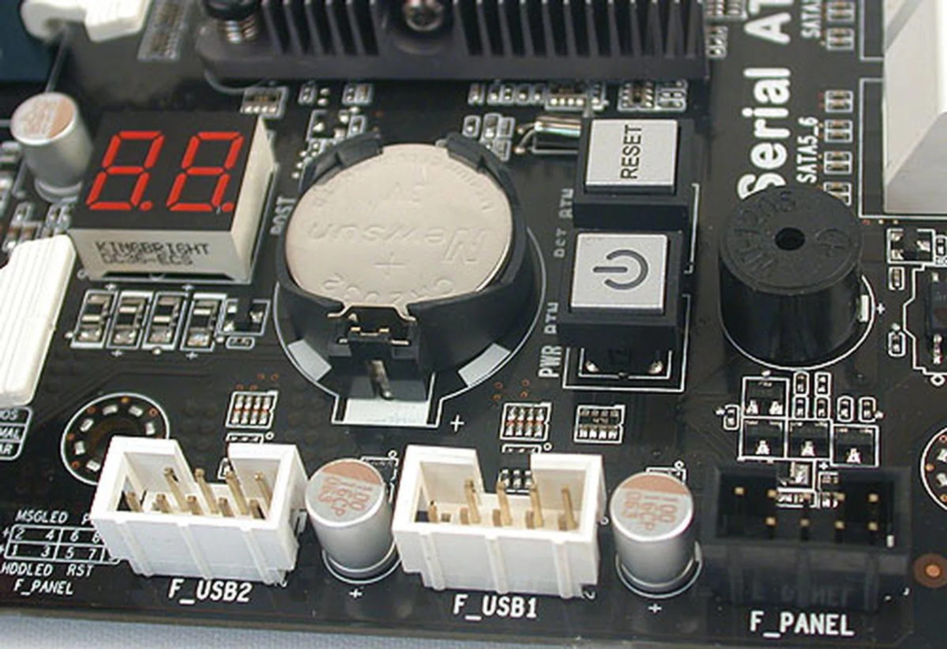 There are no labels to accompany this beveled button, and neither was the very brief accompanying installation guide of any use. Thanks to our quick thinking, it took us about two seconds to figure out this was indeed the power button.