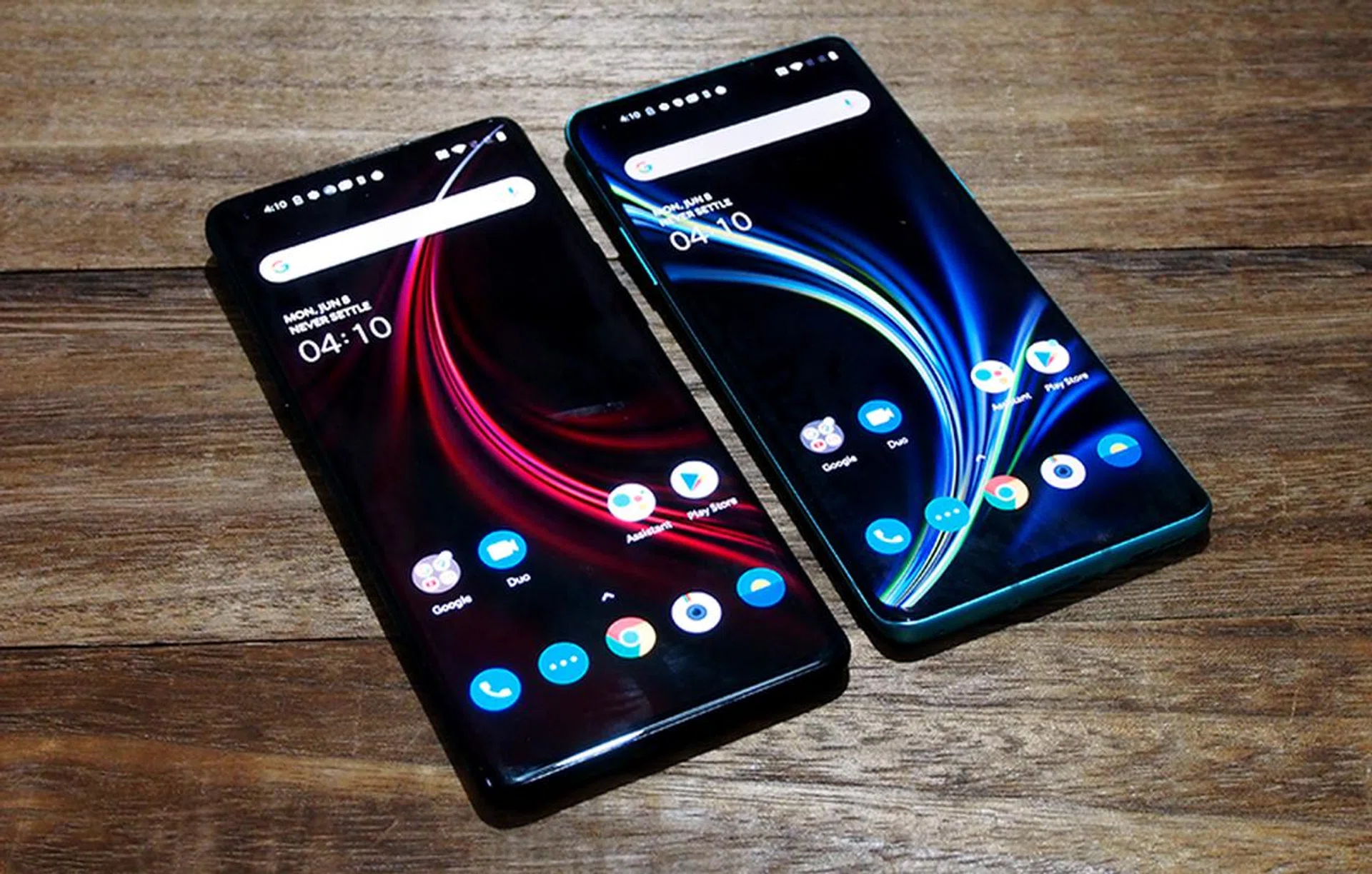 OnePlus 8 Pro (left), OnePlus 8 (right).
