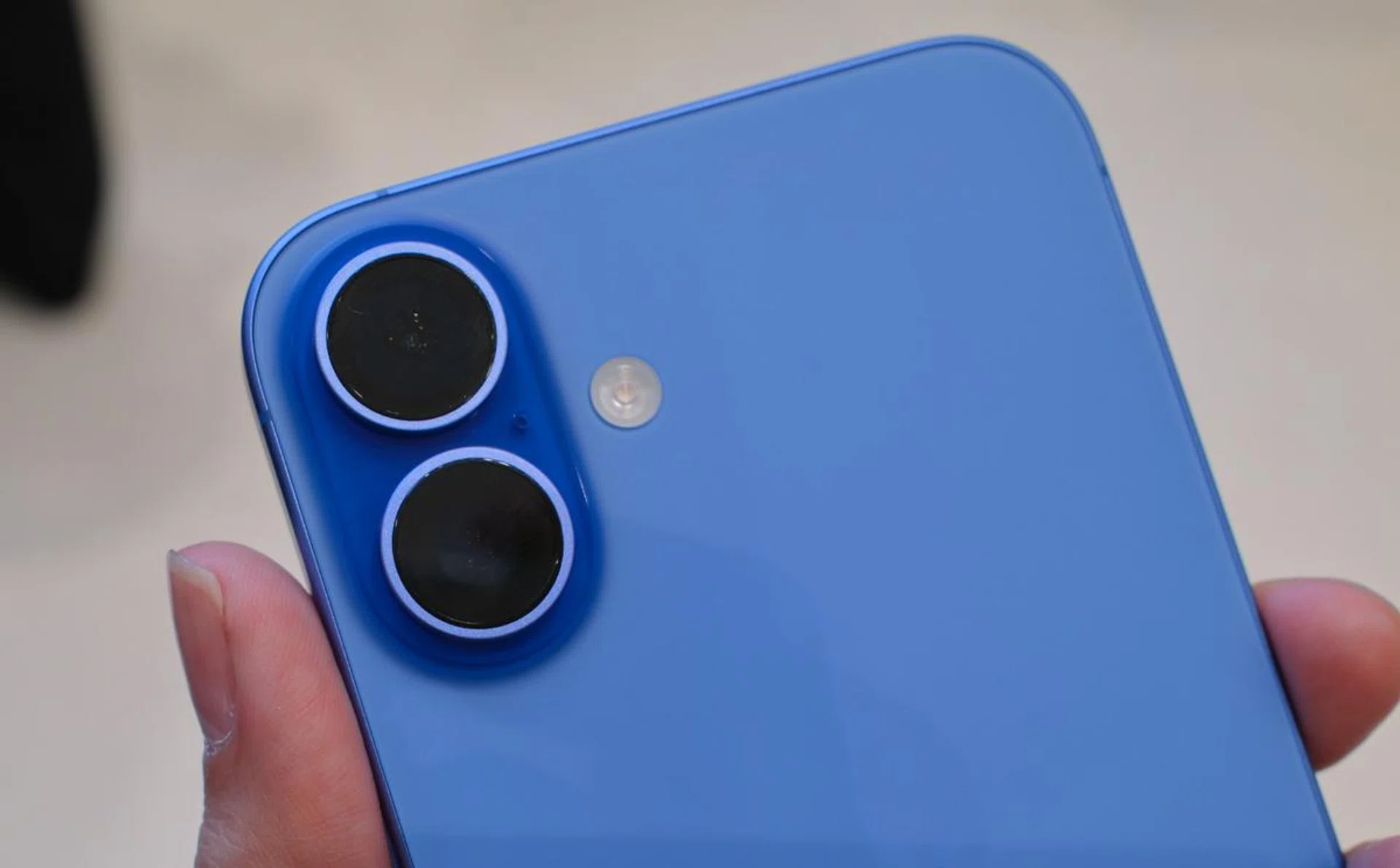 The cameras are stacked vertically so that you can take spatial photos and videos in landscape. Photo: HWZ