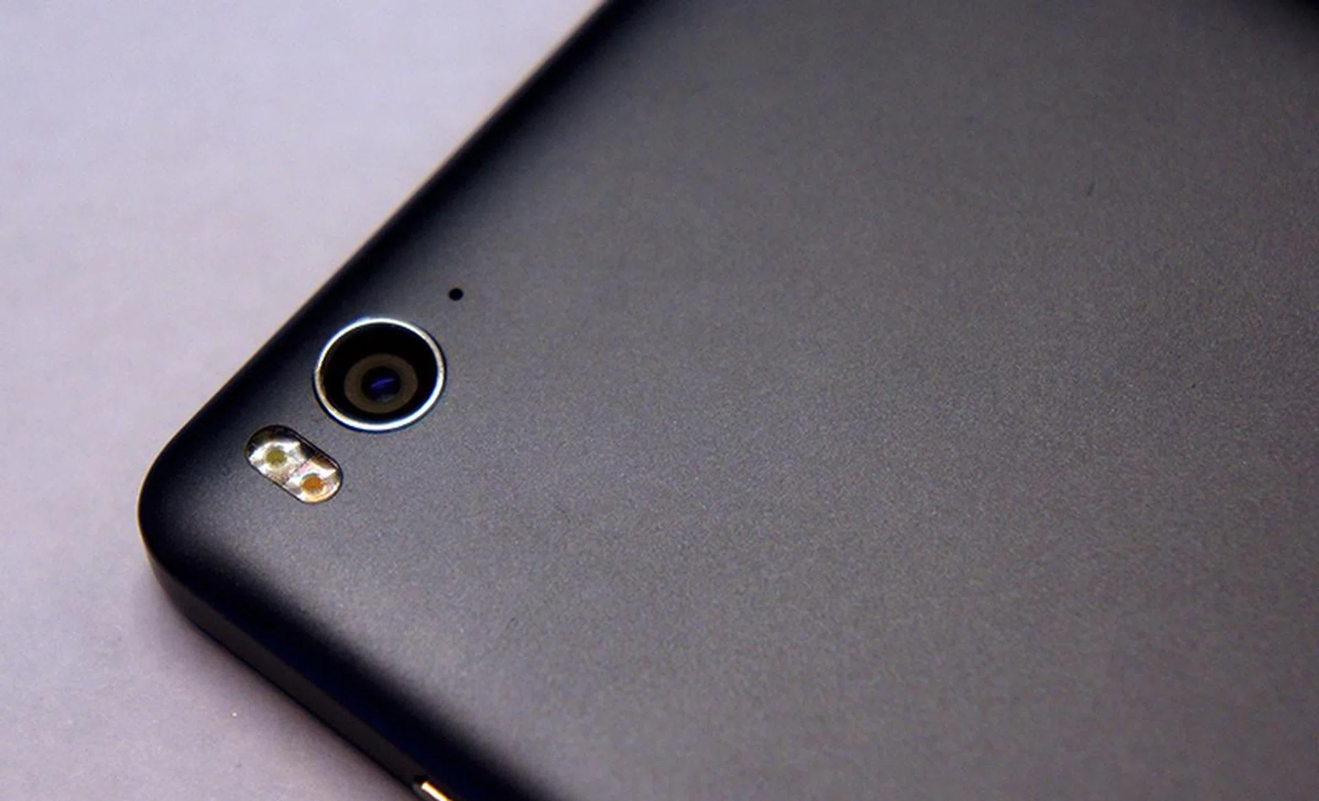 The Mi 4i's camera is flushed with the back of the device and shoots at 13-megapixel and features a sensor sourced from Sony.