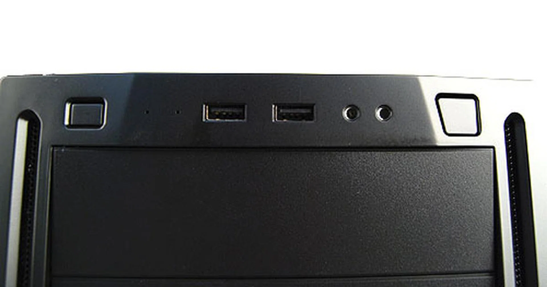 Here we find two USB 2.0 ports along with the usual headphones and microphone jacks. The USB ports and jacks are flanked by the power and reset button. Antec should have labelled these to make identifying easier.